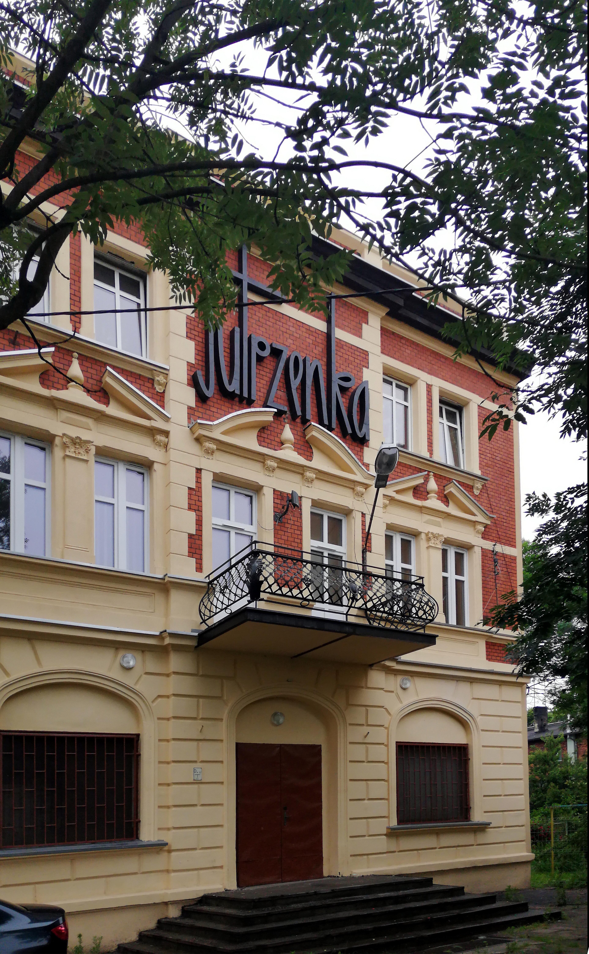 Na fasadzie dawnego kina „Jutrzenka” przy ul. Zygmunta Starego zachował się stelaż pod dawny neon
