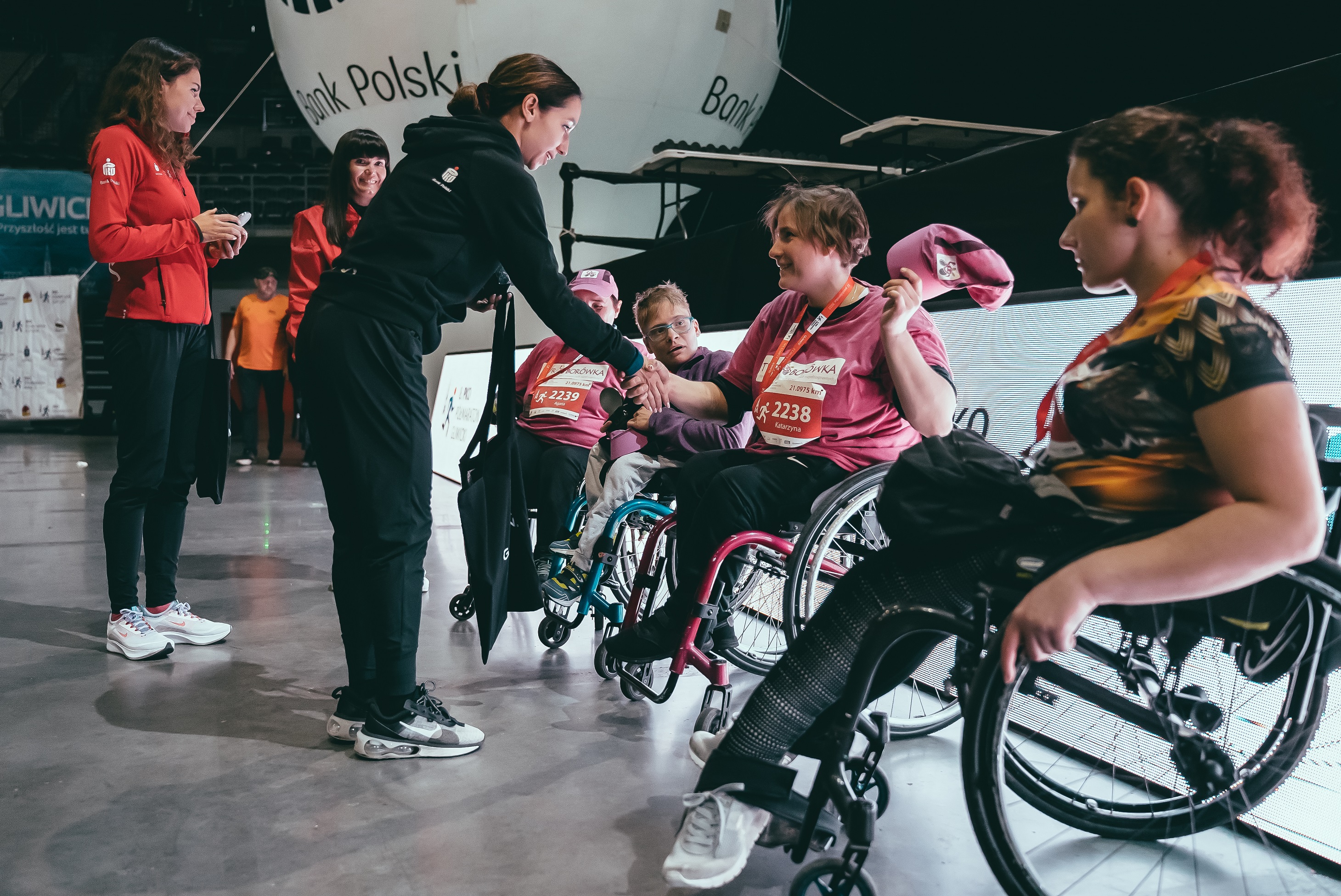 Wręczenie medali zawodnikom na wózkach inwalidzkich