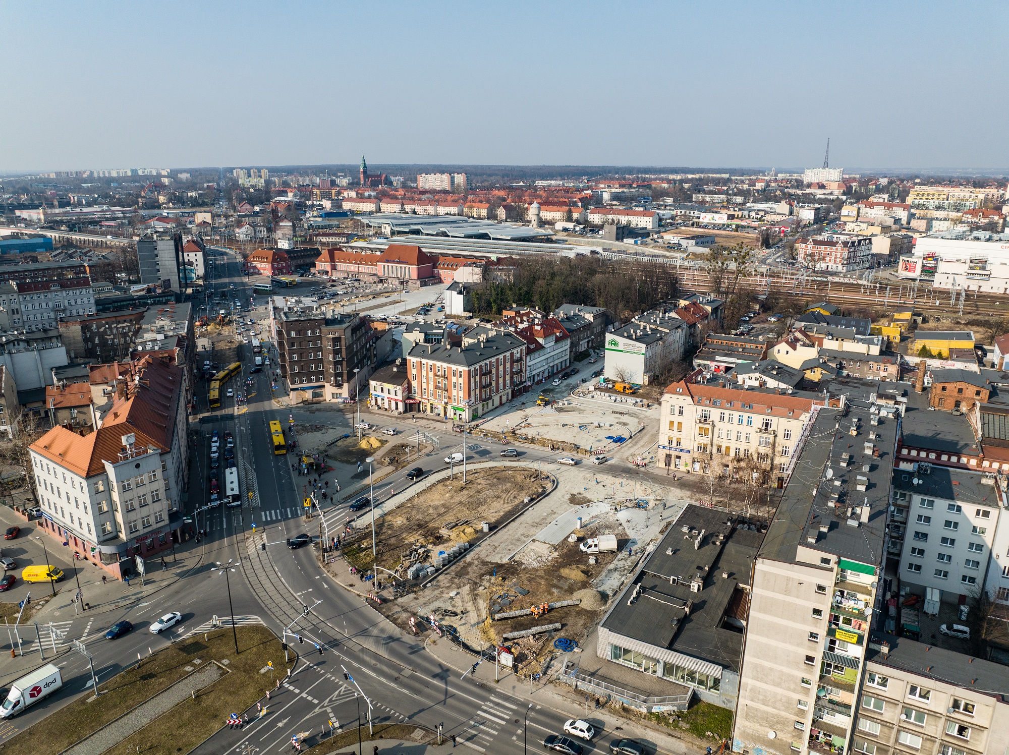 panorama placu Piastów z widokiem na dworzec i Centrum Przesiadkowe
