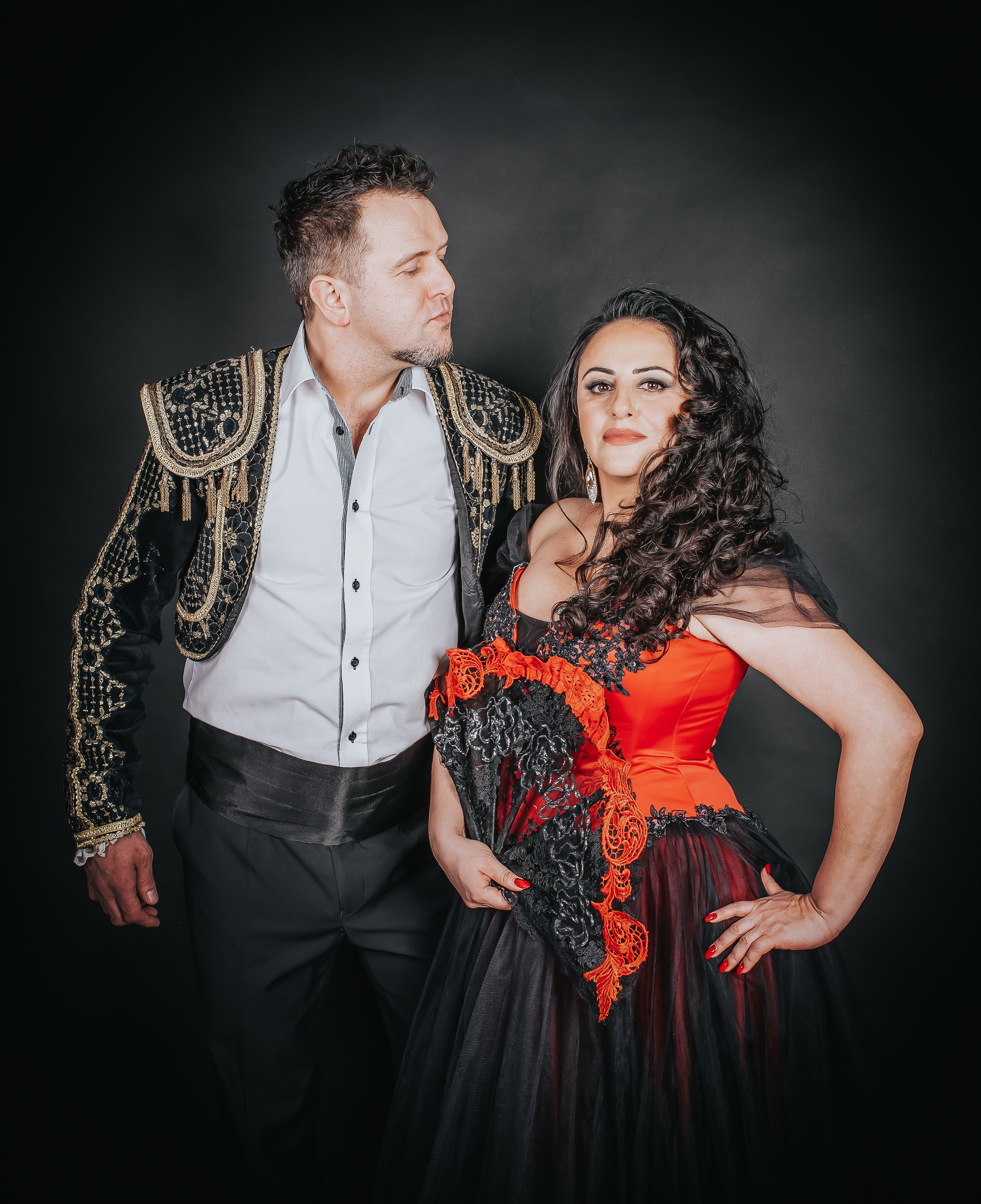 zdjęcie przedstawia duet śpiewaków Nairę Ayvazyan i Marcina Kotarbę