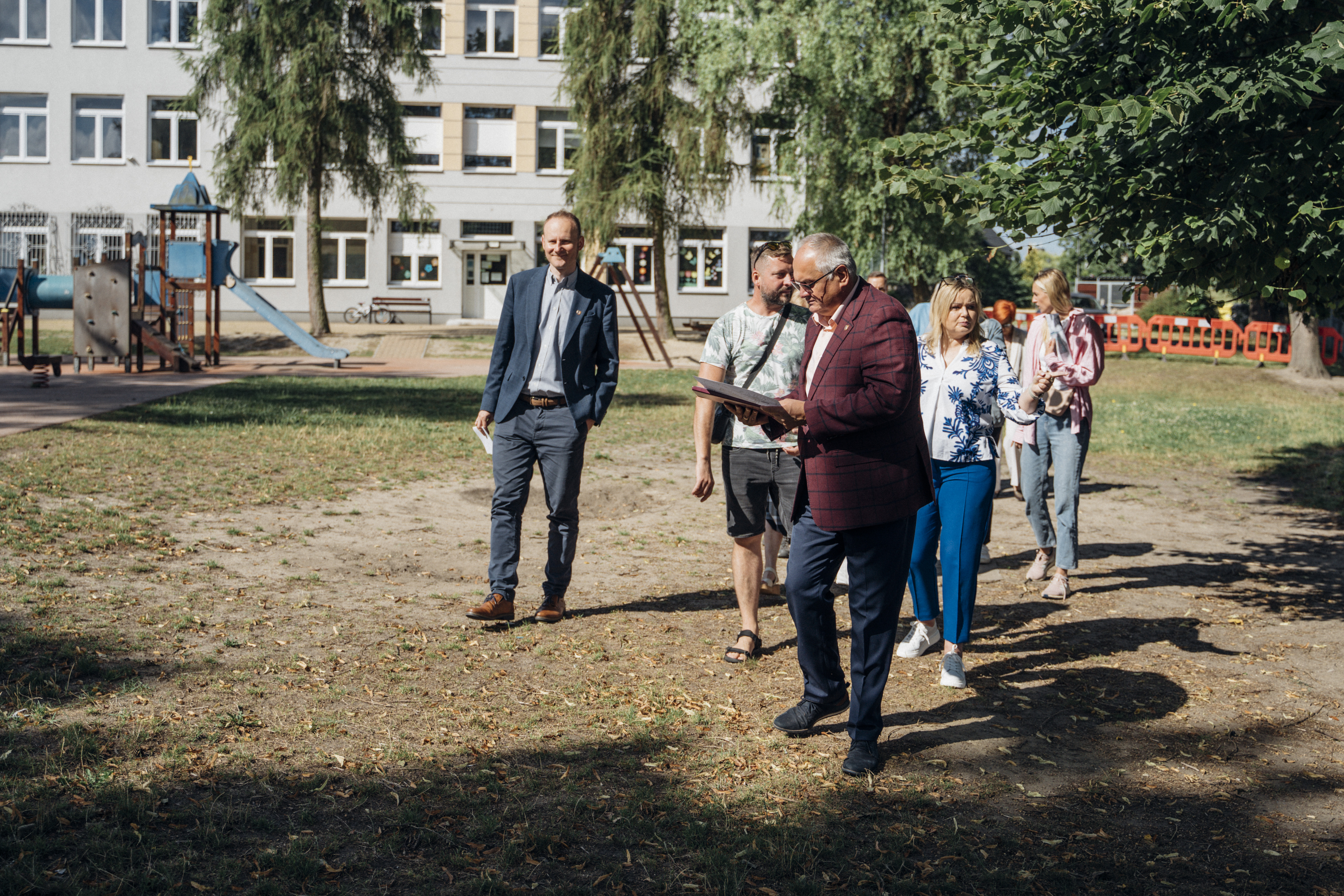 Władze Miasta Gliwice oglądające teren szkoły