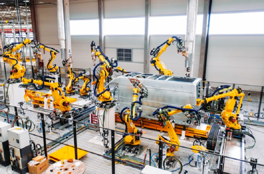 roboty w rozbudowanej fabryce Stellantis