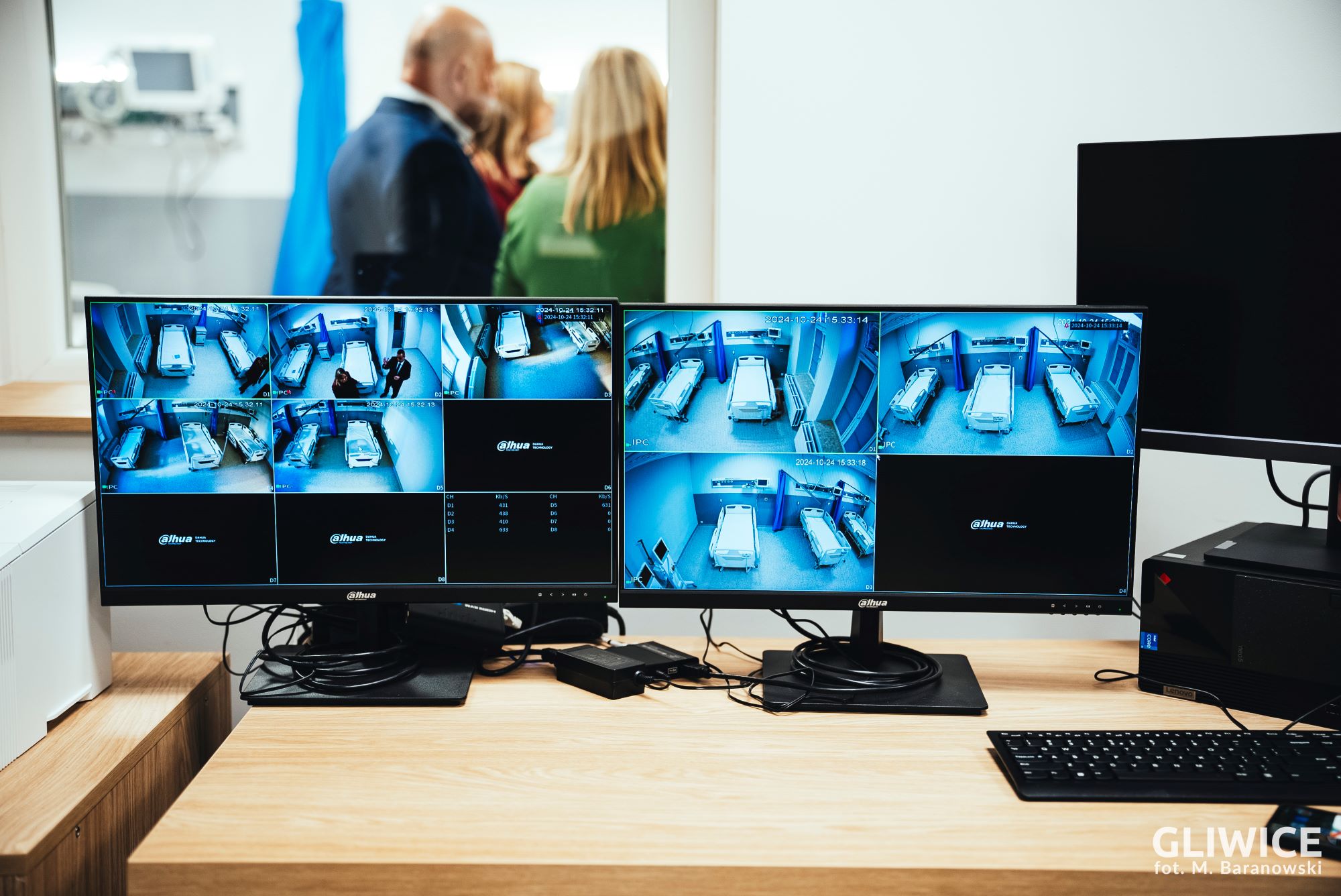 komputery, łóżka szpitalne 