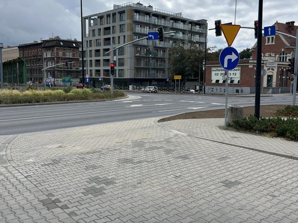 wyjazd z parkingu i budynek