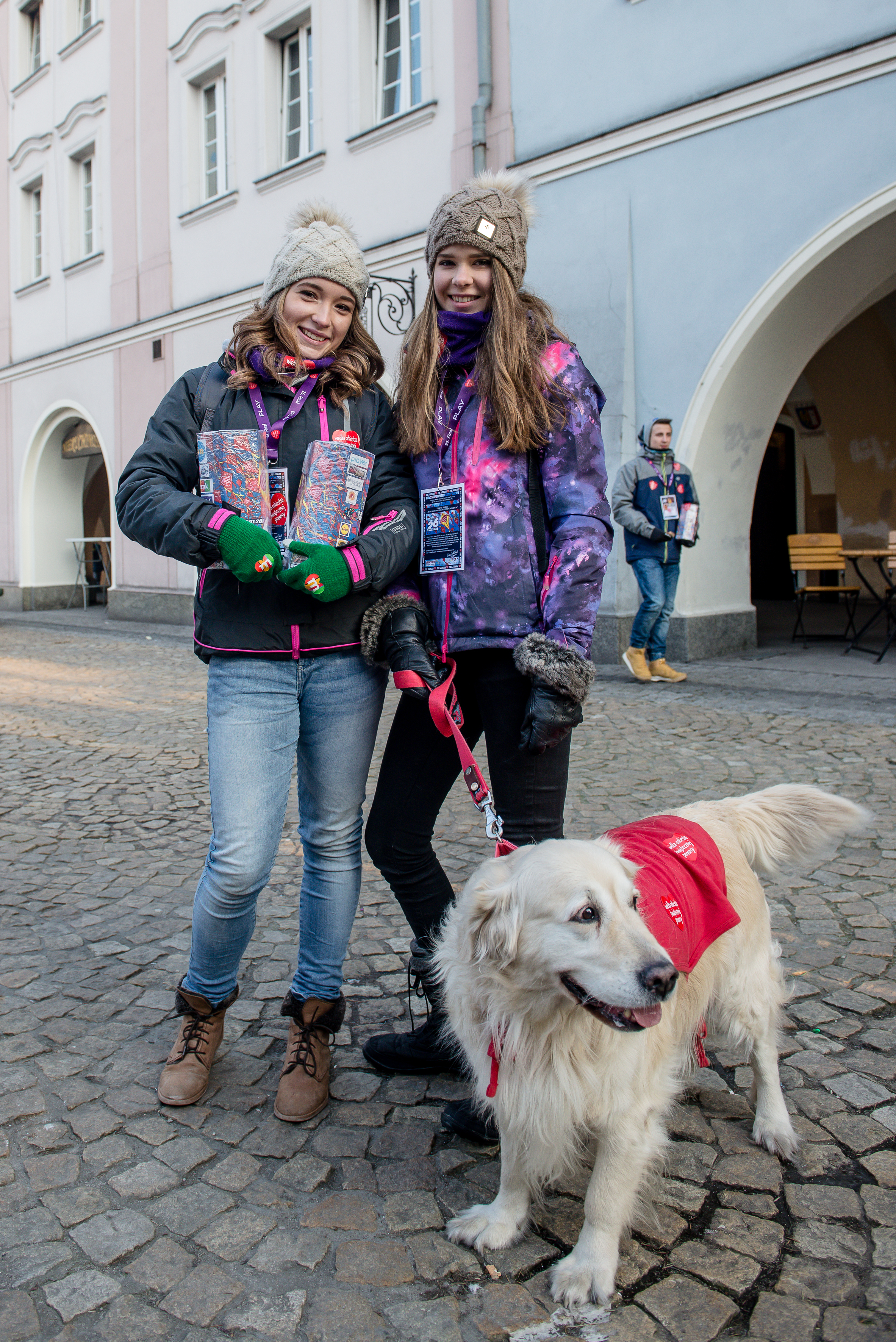 dwie dziewczynki wolontariuszki z psem