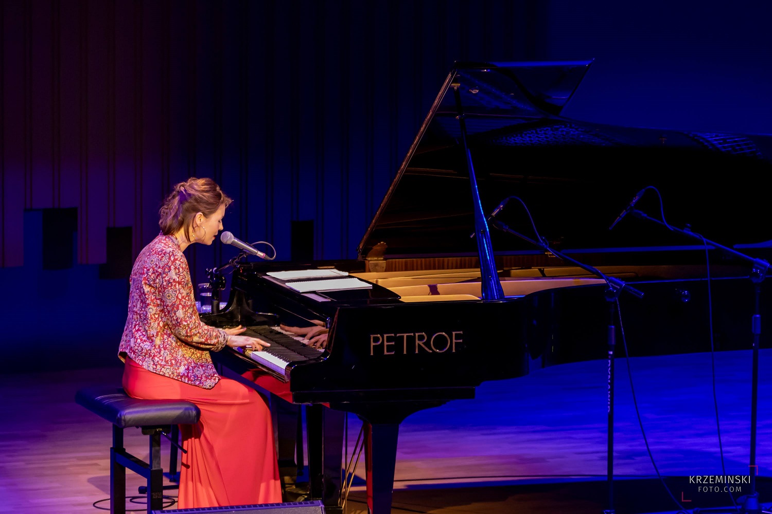 Magdalena Kumorek przy fortepianie