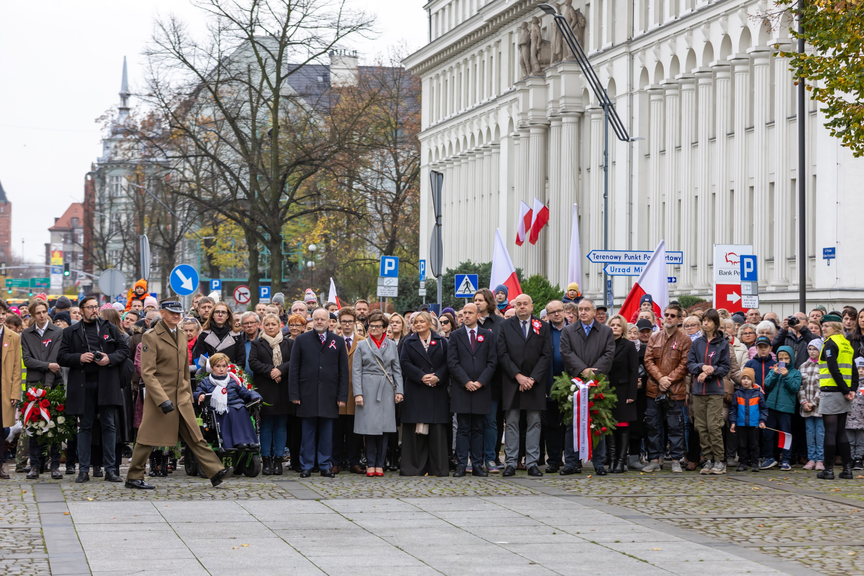Goście zgromadzeni na placu Józefa Piłsudskiego