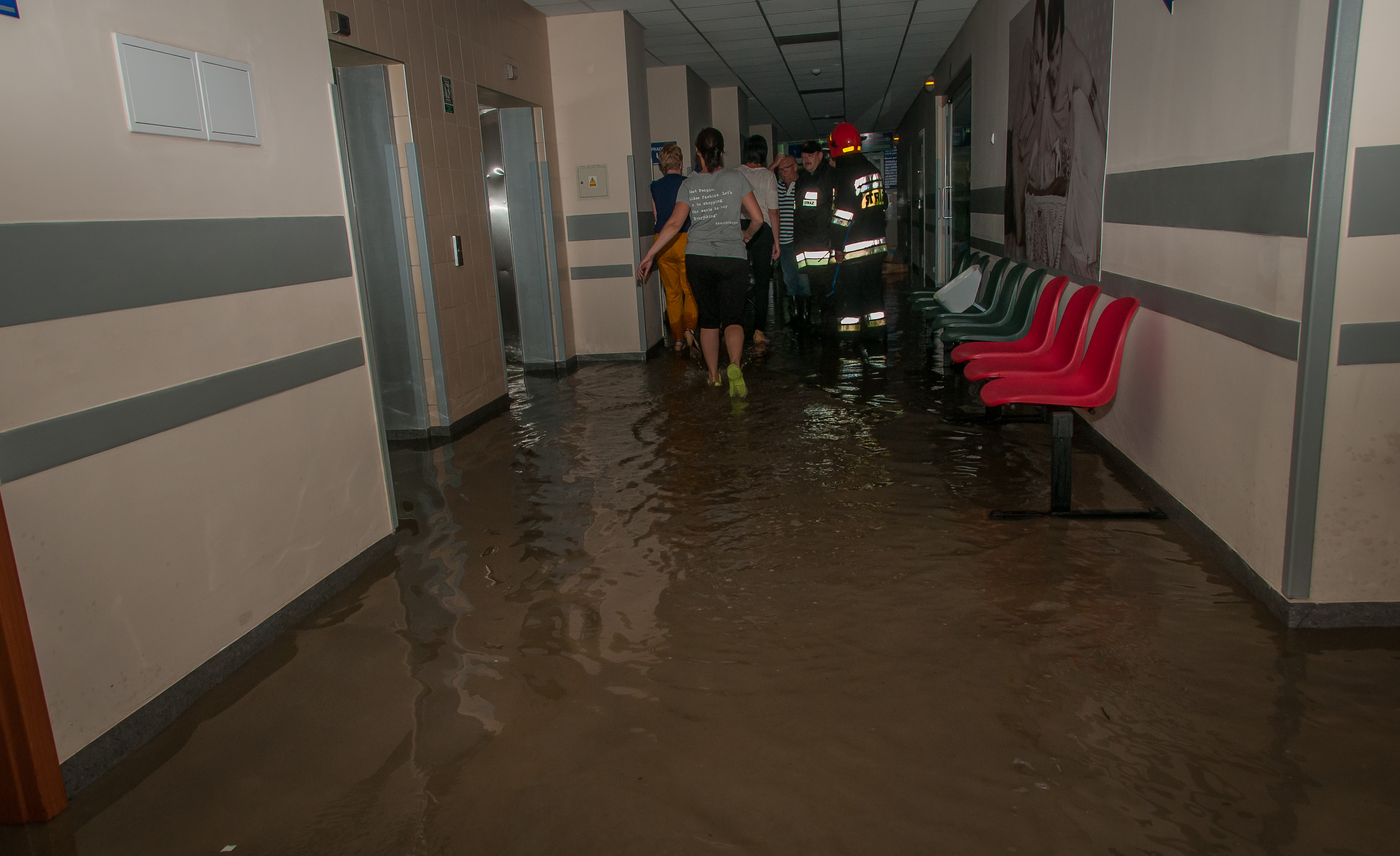 zalany szpitalny korytarz