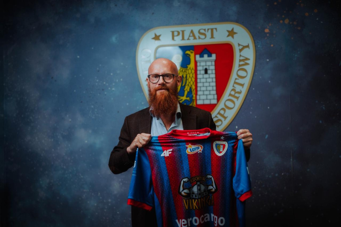 Max Mölder trzymający koszulkę Piasta Gliwice