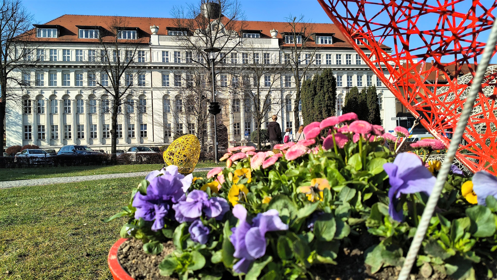 Kwietne pisanki ozdobiły Skwer Doncaster
