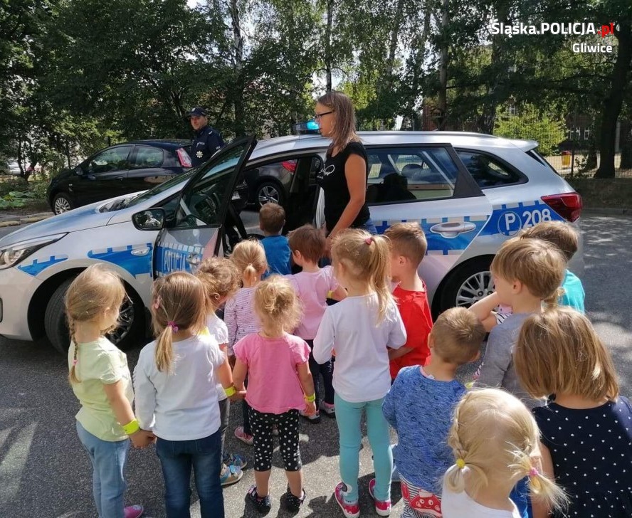 Policjanci i Sznupek z wizytą u przedszkolaków