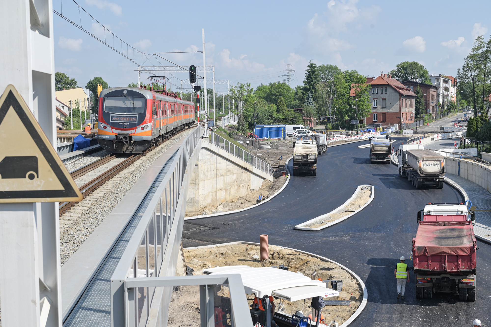 Węzeł przesiadkowy Gliwice-Łabędy na półmetku prac. Nowy układ drogowy i nowa stacja nabierają kształtów
