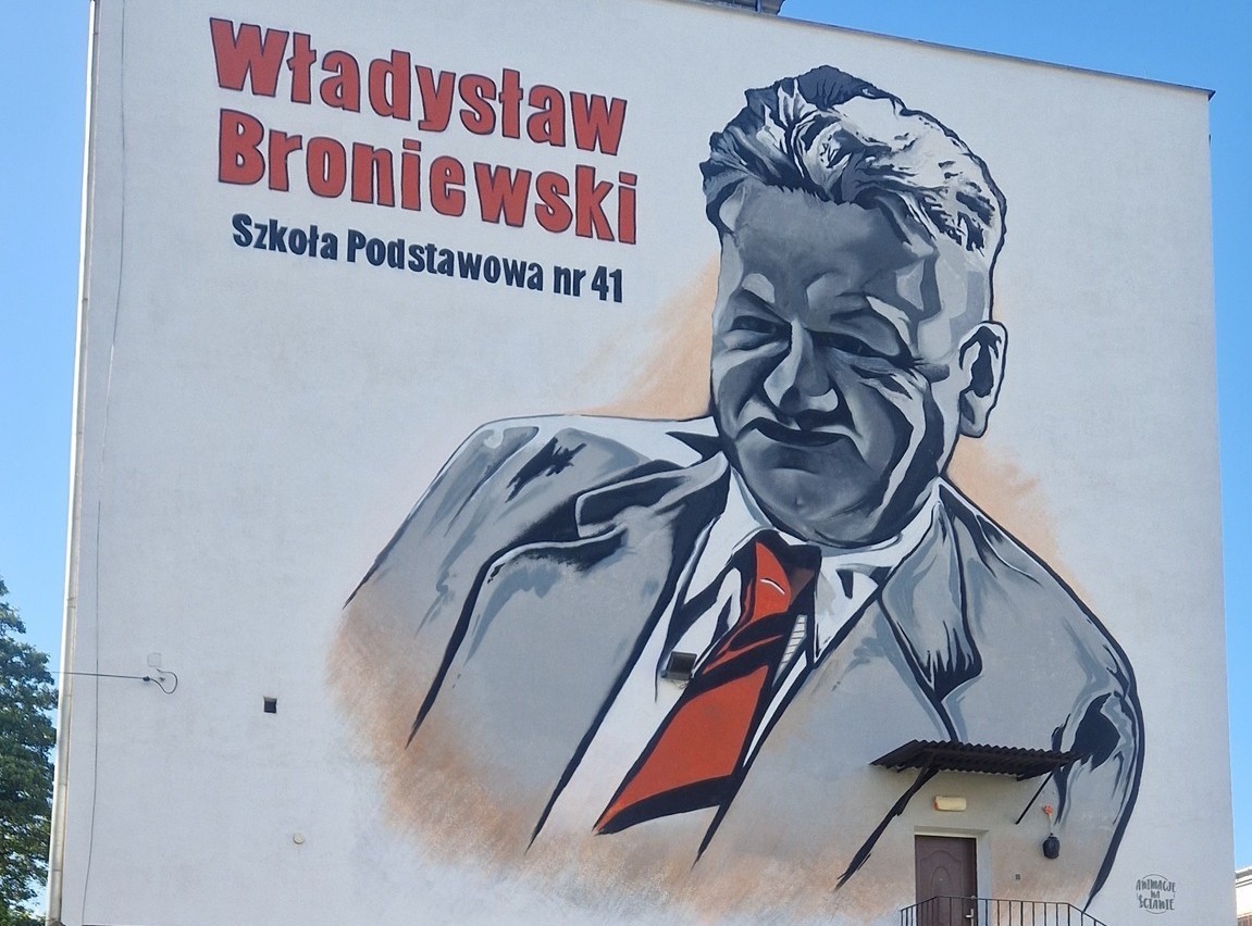 mural na elewacji szkoły