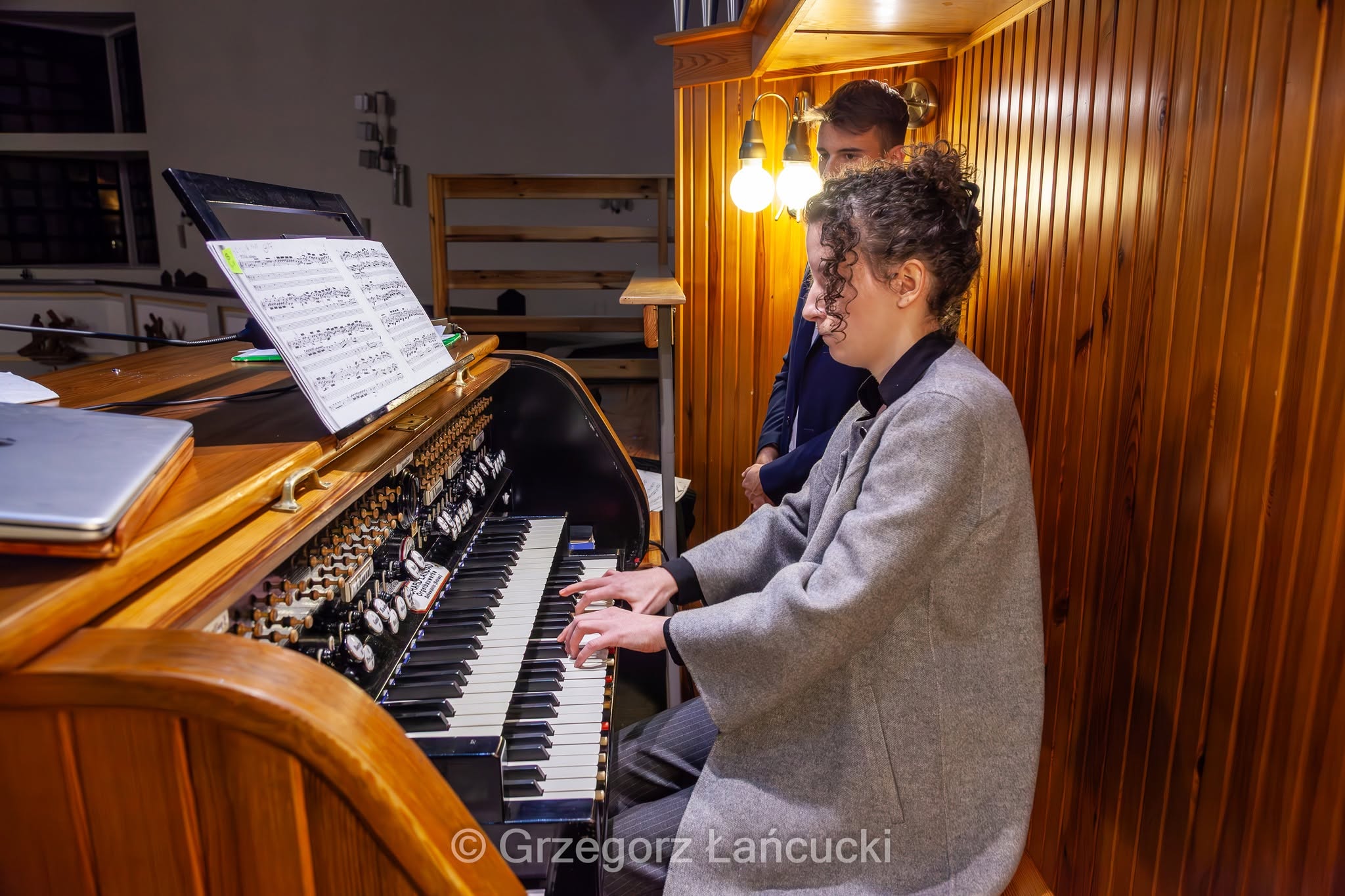 Kobieta gra na organach