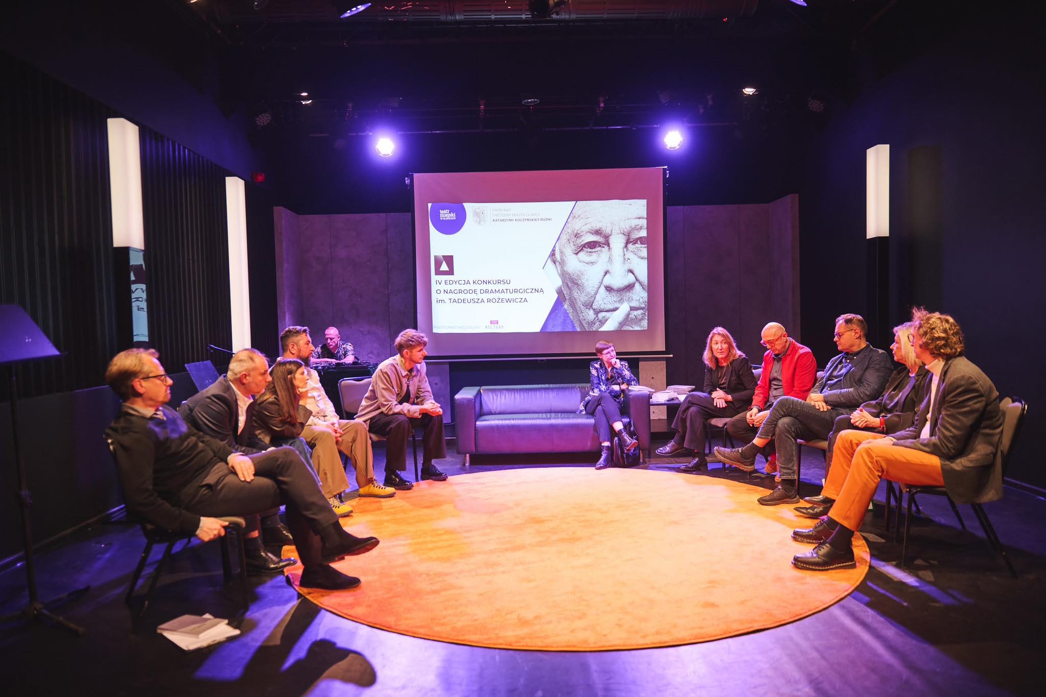 Ludzie siedzą na krzesłach