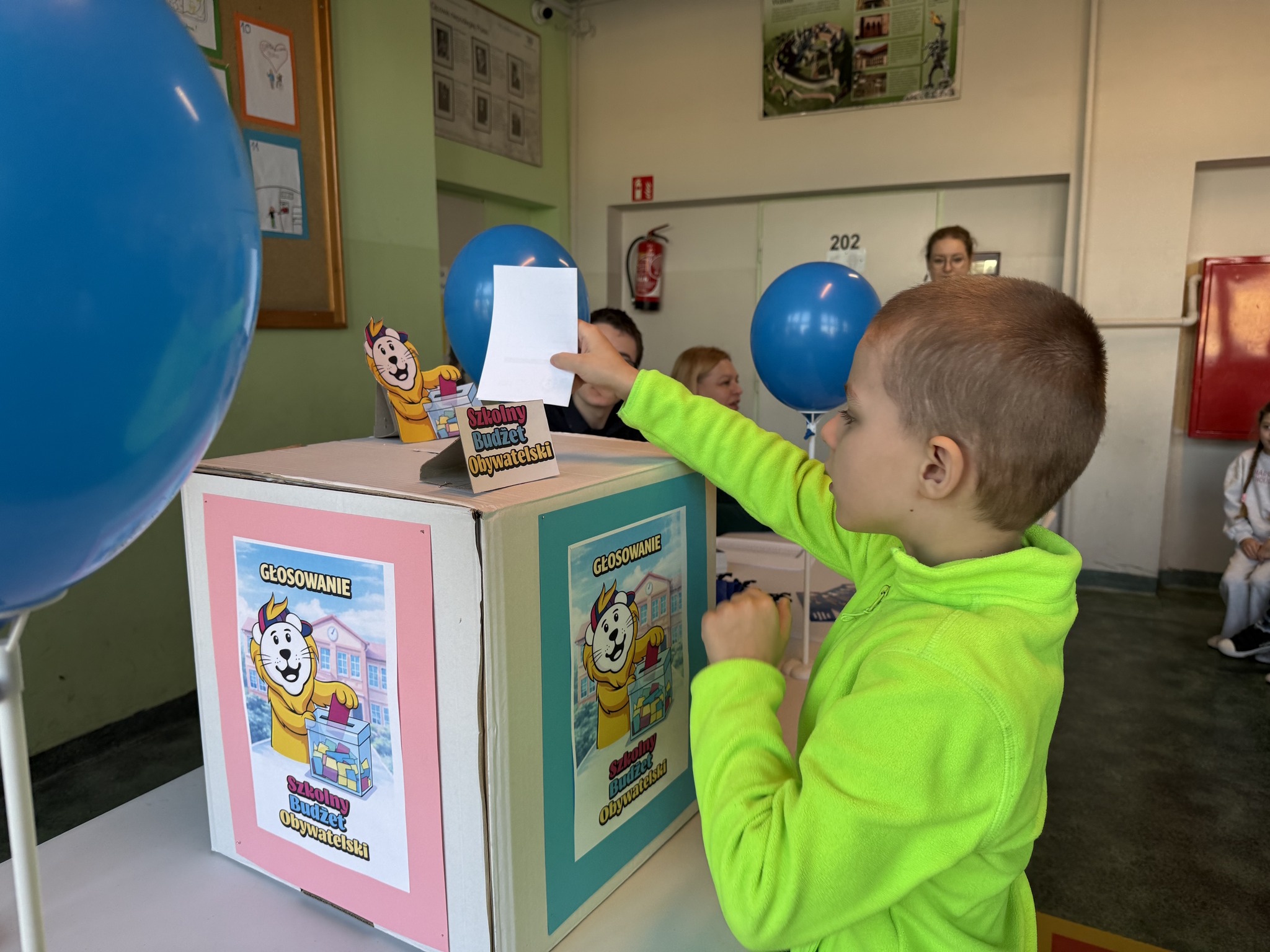Dzieci głosujące w Szkolnym Budżecie Obywatelskim