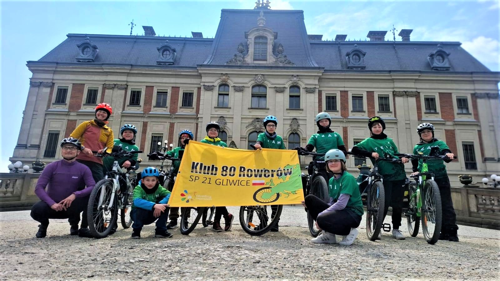 Znowu to robią! Kręcą moc. Przed nimi 700 kilometrów 