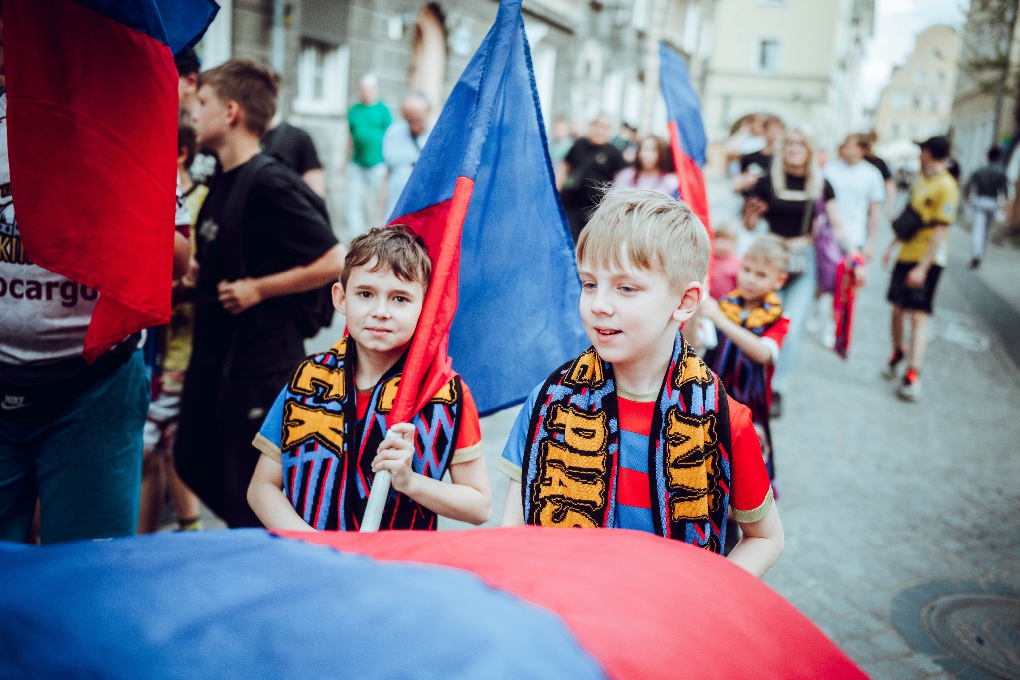 Niebiesko-czerwony spacer ulicami Gliwic zapowiedzią meczu Piasta z GKS-em Katowice