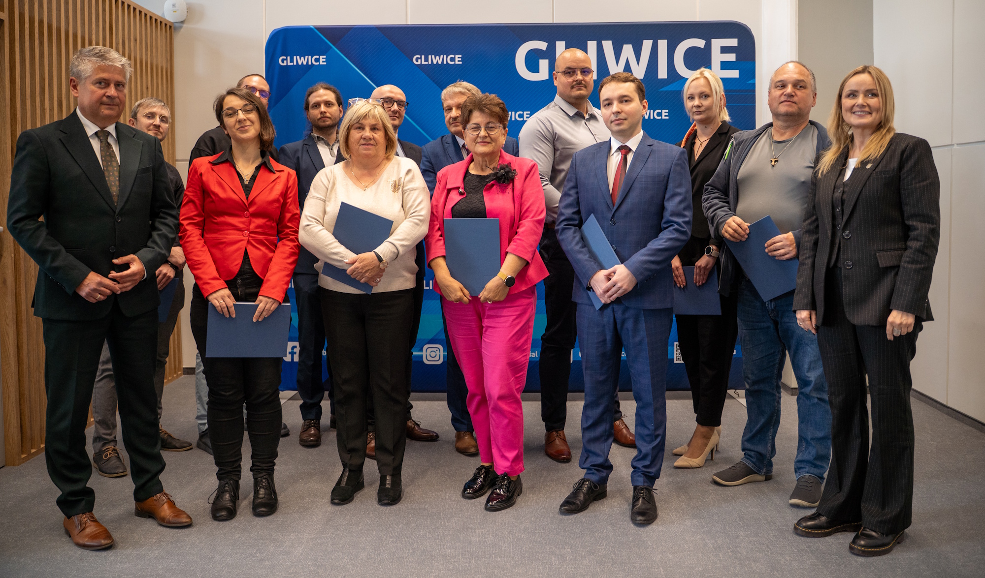 Wybrani w minioną niedzielę radni dzielnicowi z Kopernika uroczyście zainaugurowali swoją kadencję. 13 maja w Urzędzie Miejskim listy gratulacyjne oraz zaświadczenia o wyborze do rady dzielnicy wręczyli im prezydent Gliwic Katarzyna Kuczyńska-Budka oraz przewodniczący Rady Miasta Gliwice Marek Pszonak