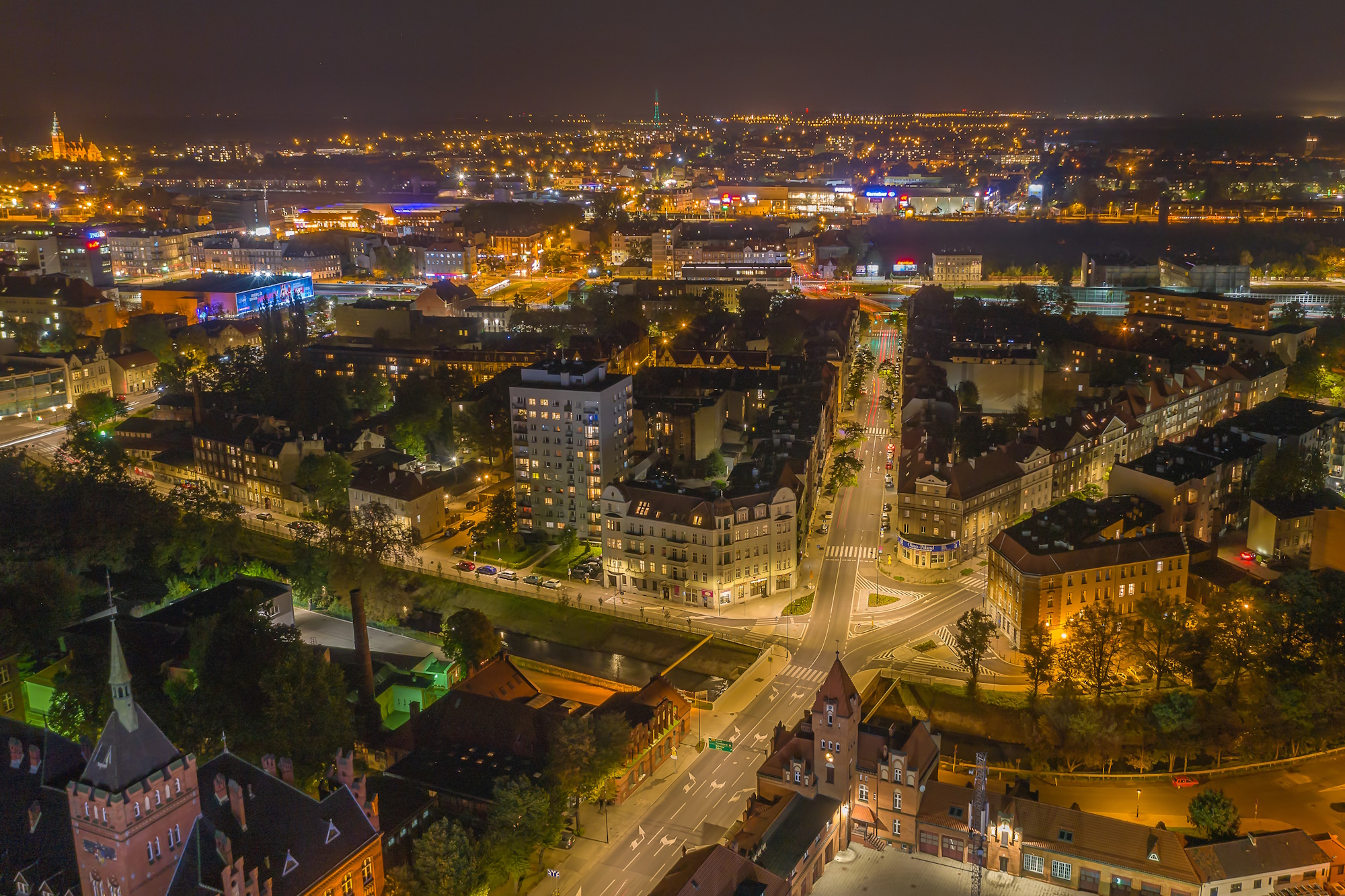 Nocne zdjęcie Gliwic z lotu ptaka