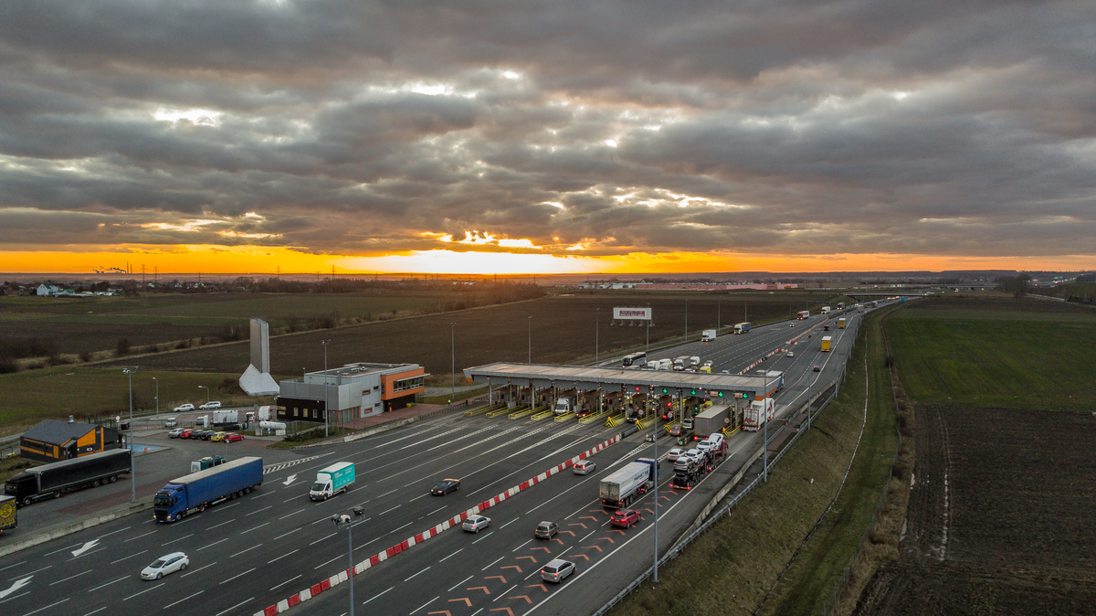 Bramki na autostradzie z lotu ptaka