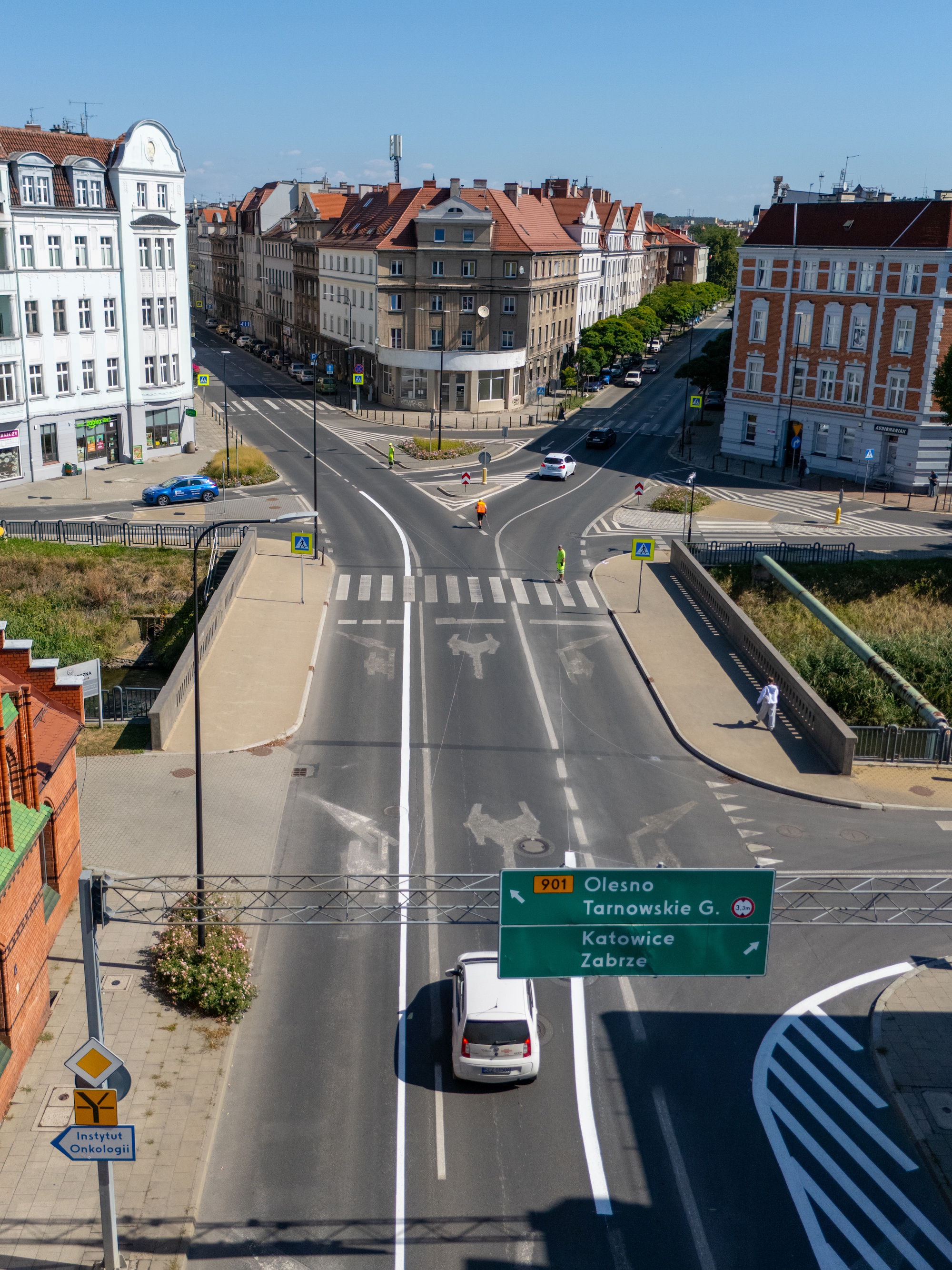 Na przejściu dla pieszych na moście nad Kłodnicą, w rejonie skrzyżowania ulic Częstochowskiej, Konarskiego i Zimnej Wody, rozpoczynają się prace przy budowie wyspy-azylu