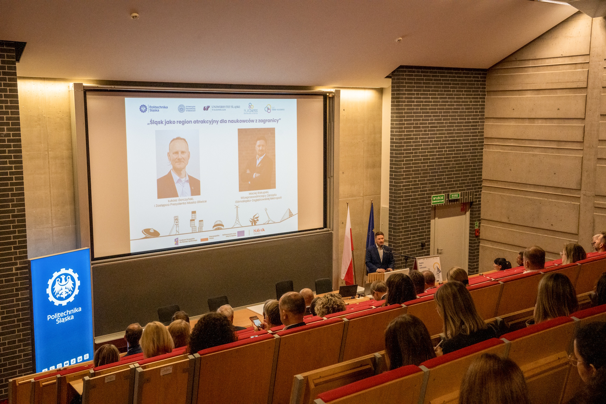 sala wykkładowa na Politechnice Śląskiej z naukowcami i samorządowcami inaugurującymi współpracę