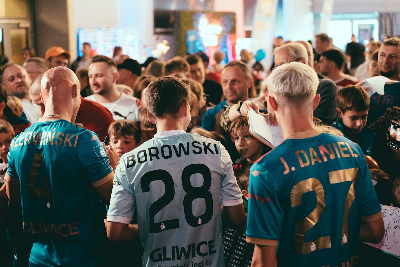 Piast Gliwice wkracza w nowy sezon. Tłumy kibiców na prezentacji strojów i drużyny Niebiesko-Czerwonych