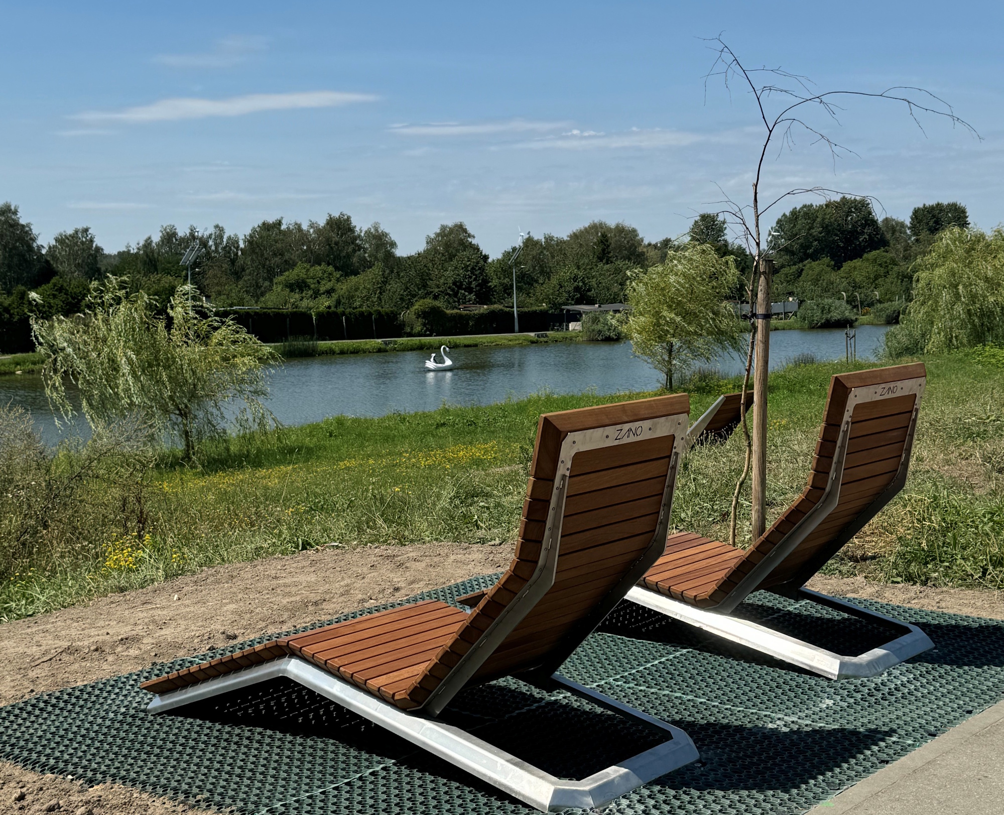 leżaki przy stawie