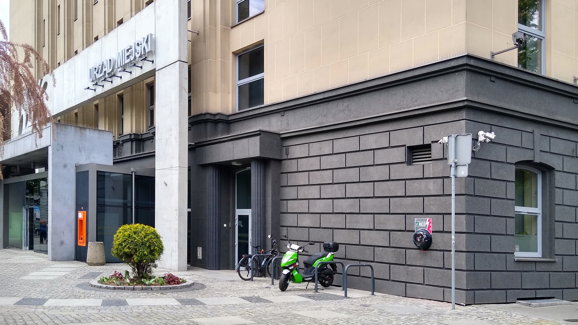 Już są! Urządzenia ratujące życie znajdziecie w Urzędzie Miejskim i Ratuszu 
