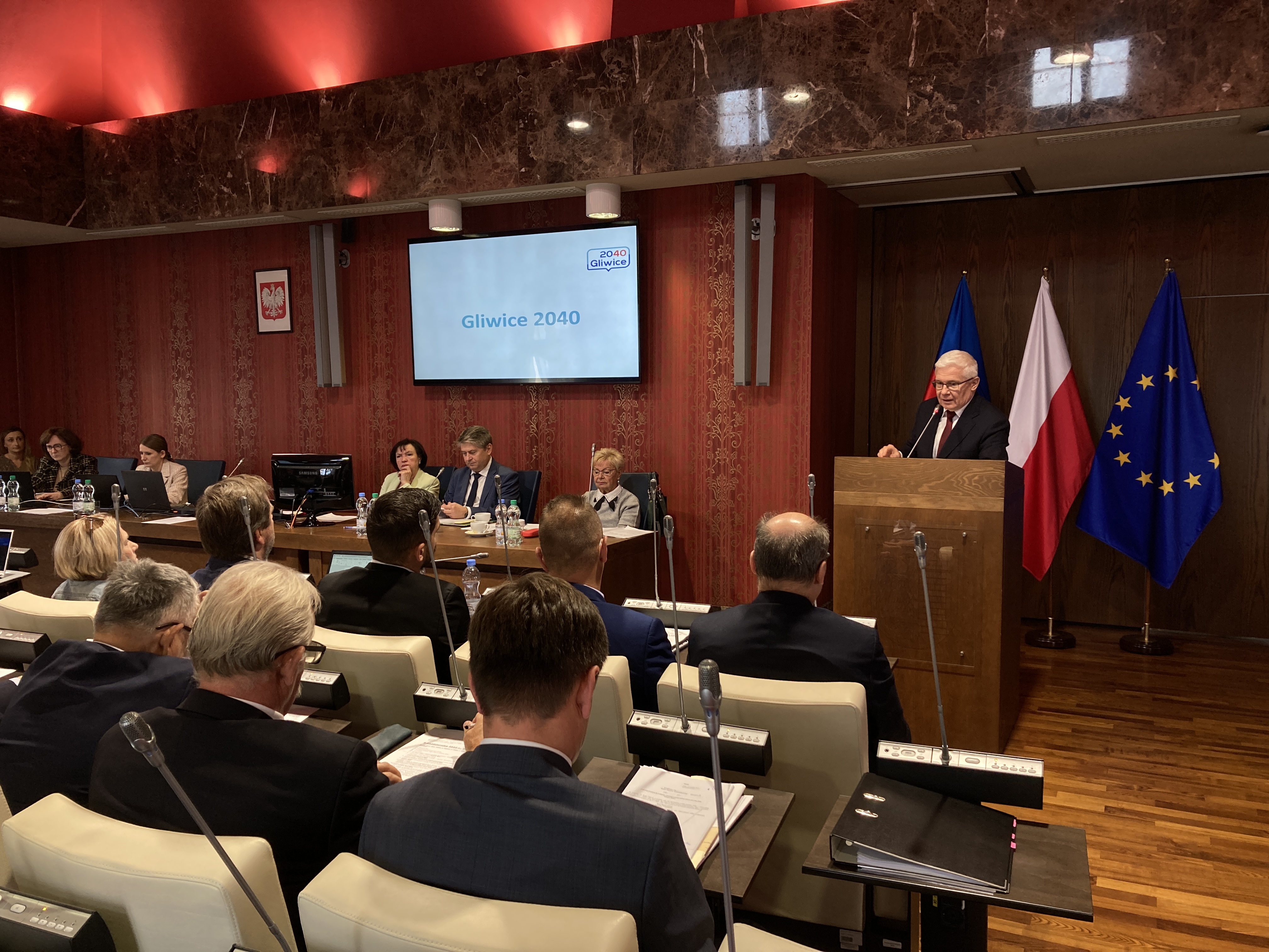 PM przemawia podczas sesji Rady Miasta