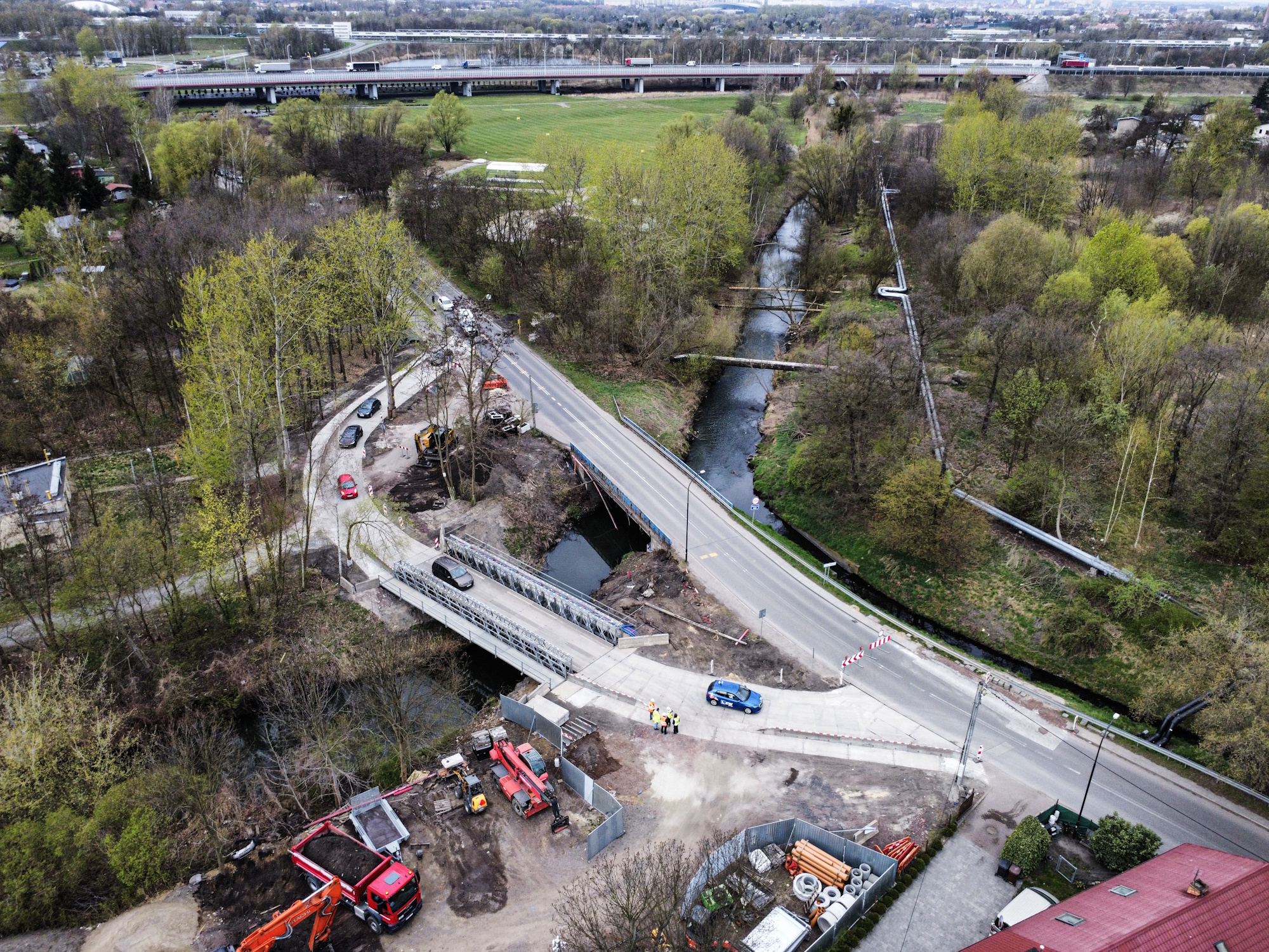 Dotychczasowy most nad Kłodnicą już zamknięto, a ruch pojazdów i pieszych przekierowano na specjalnie przygotowaną przeprawę tymczasową