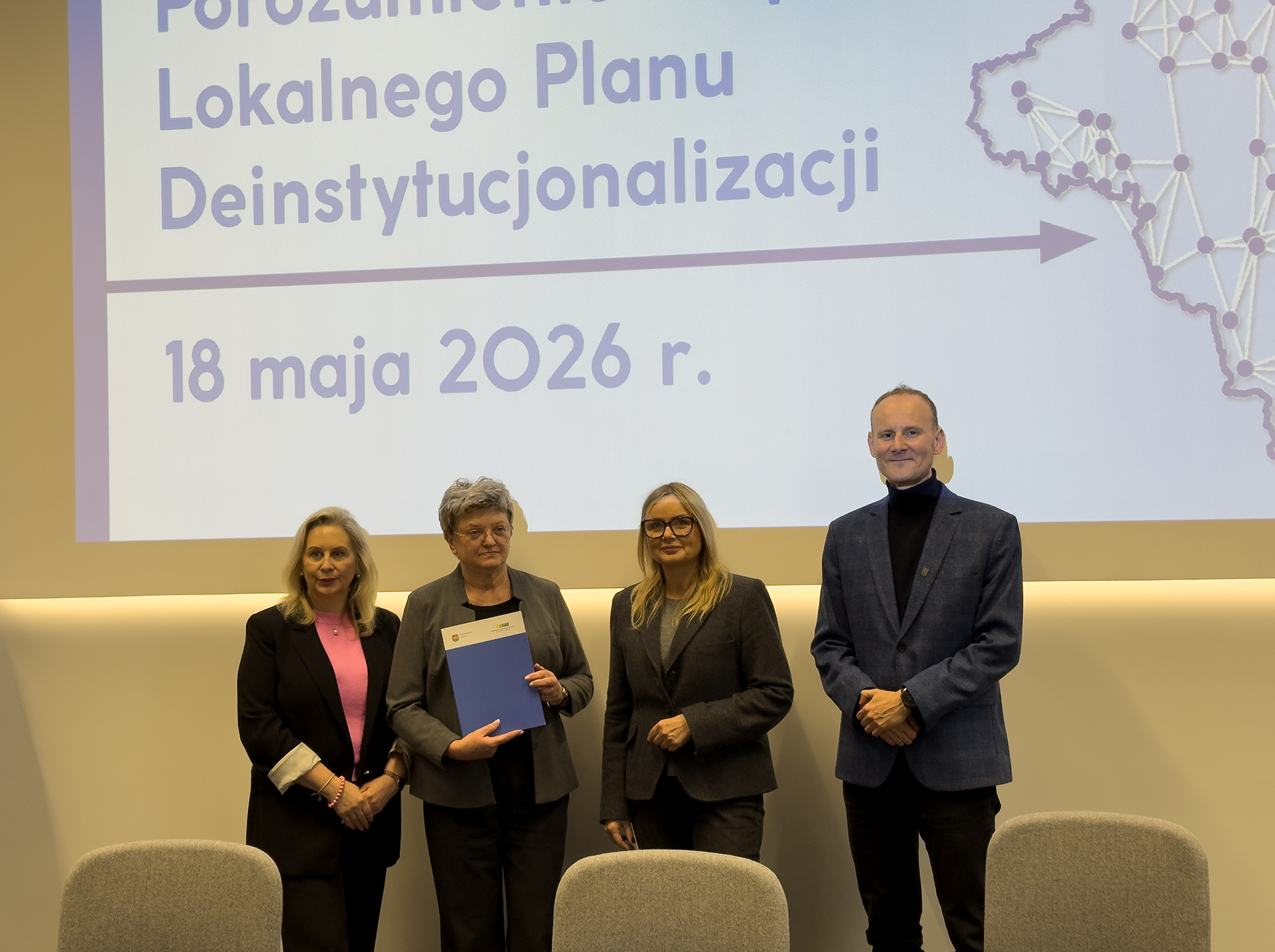 trzy kobiety i mężczyzna w auli