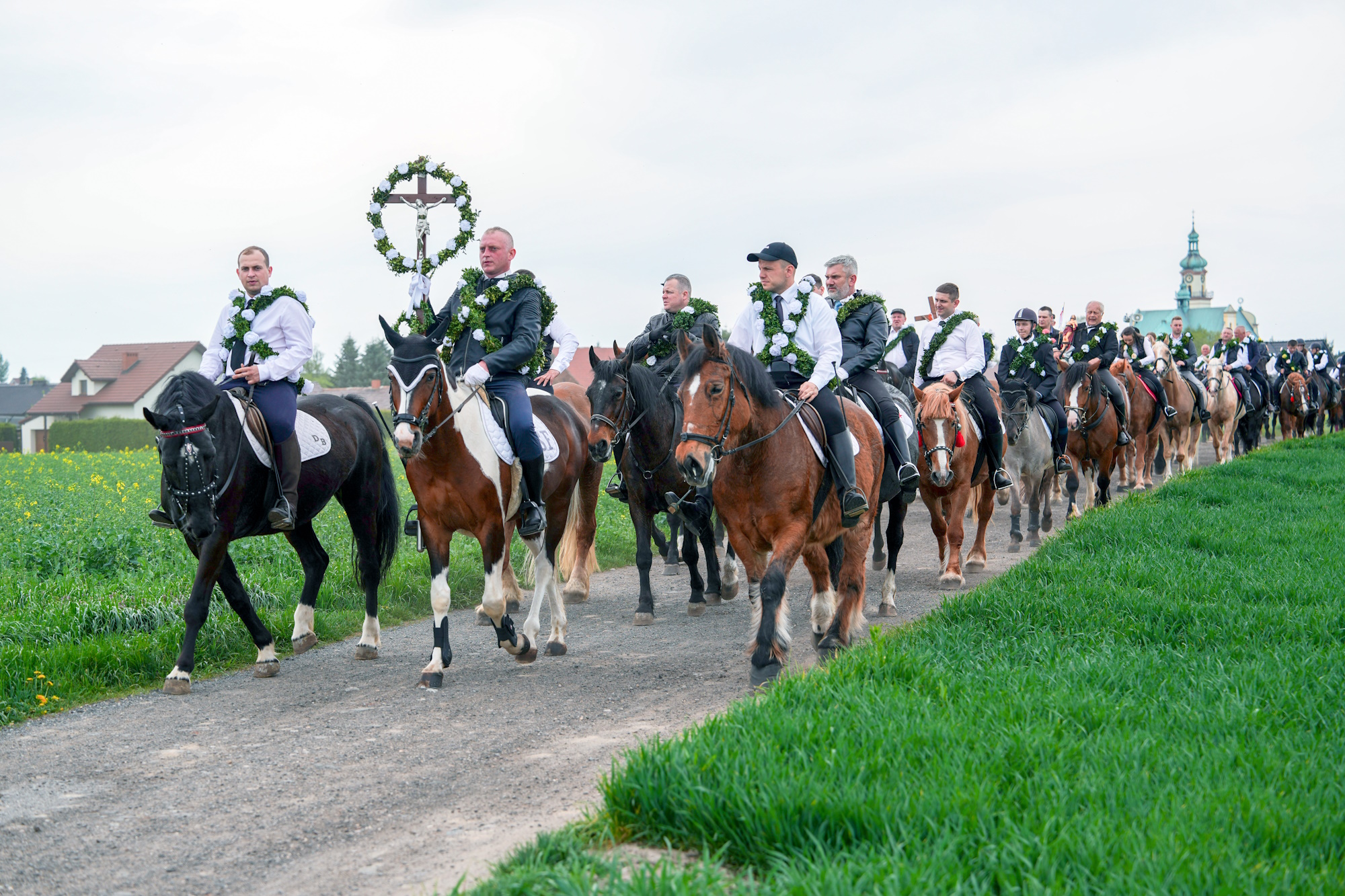 Wielkanocna procesja konna. To wydarzenie czyni Ostropę szczególnym miejscem w Polsce