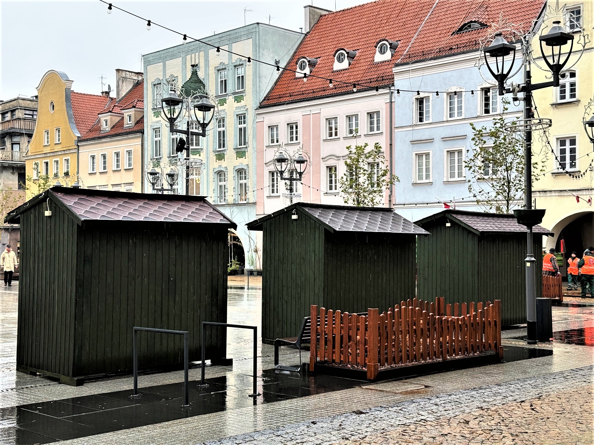 Gliwice przygotowują się do świąt. Na początek stragany na Rynku i choinka przy ul. Dworcowej 