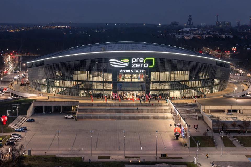 widok na bryłę PreZero Areny wieczorem, budynek rozświetlony i pełen ludzi
