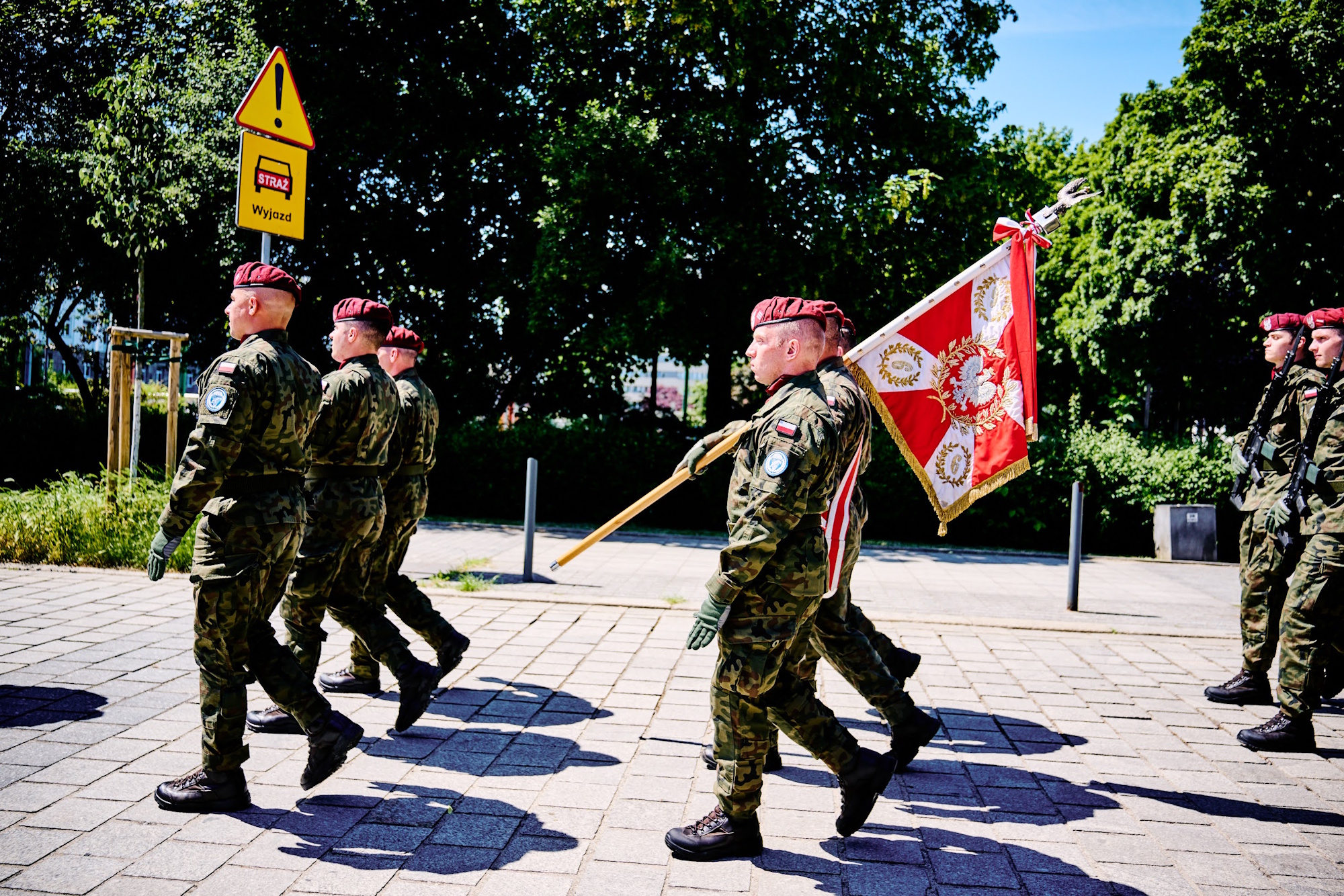 wojskowi ze sztandarem