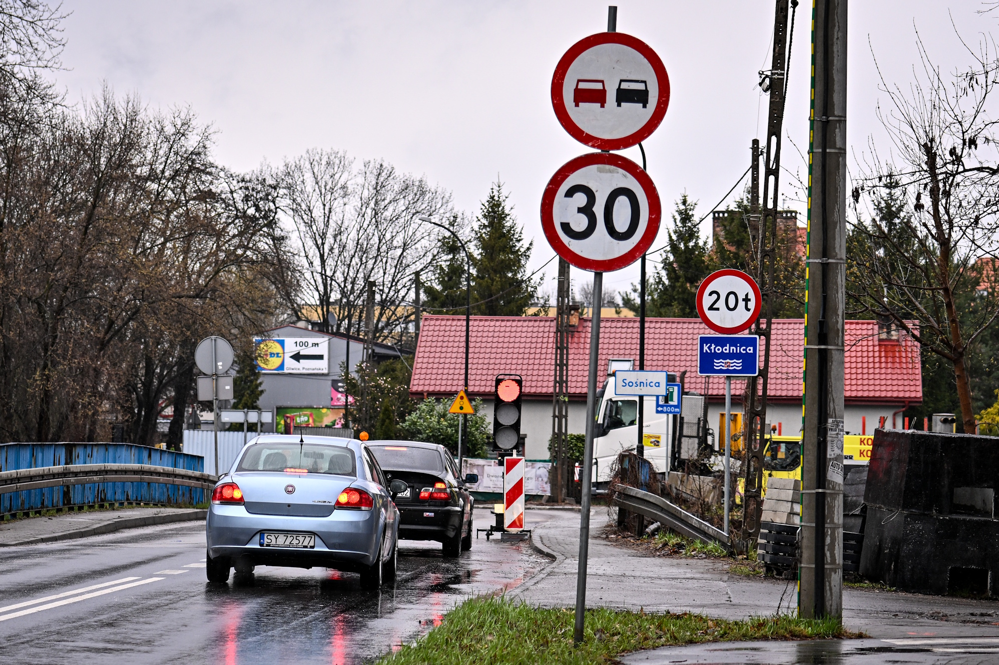 Nowy most nad Kłodnicą w Sośnicy poprawi bezpieczeństwo i wygodę. Najpierw jednak zmiany w ruchu – jutro ruszy przeprawa tymczasowa