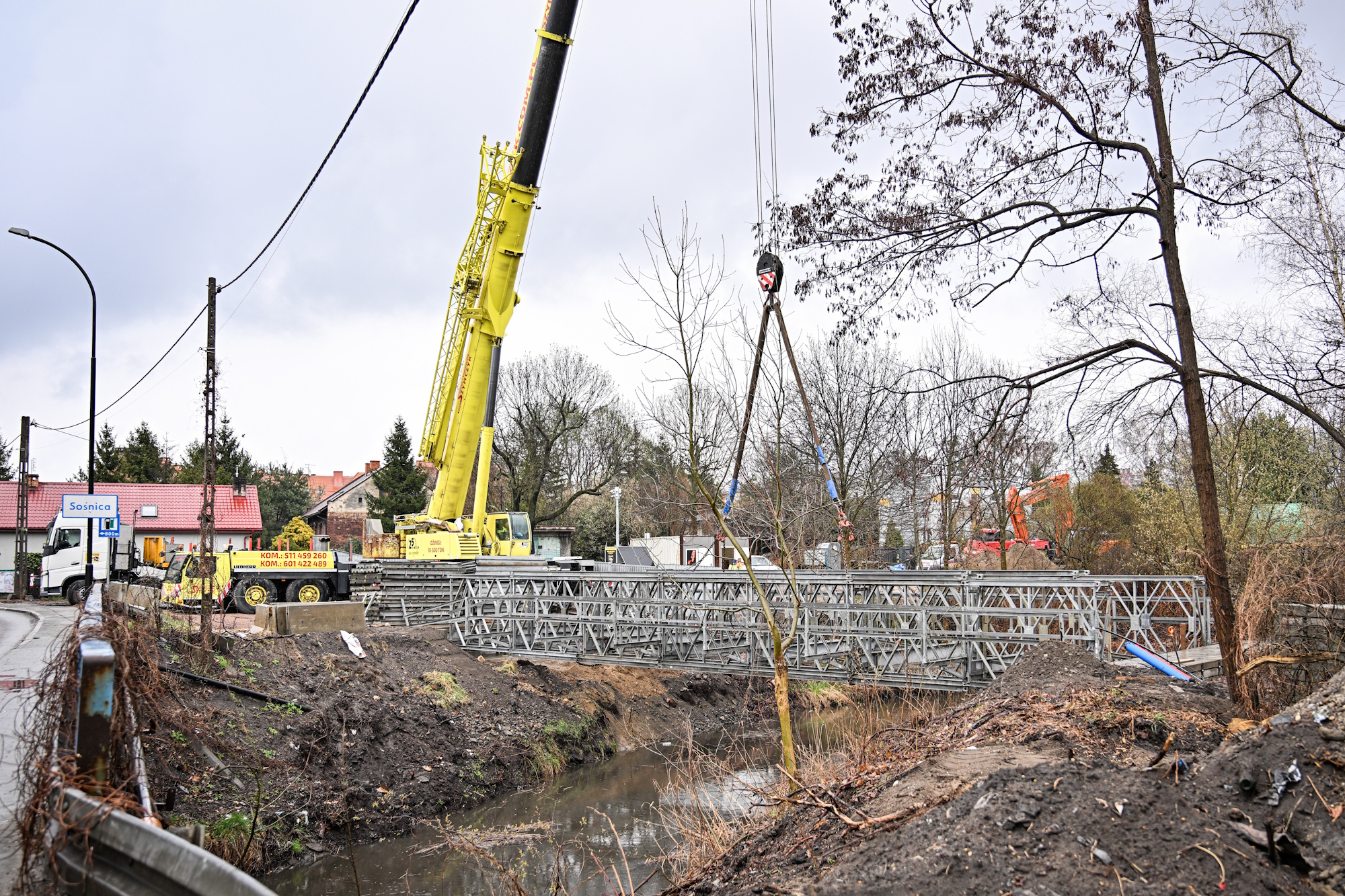 Prace przy budowie mostu tymczasowego w Sośnicy nabierają tempa