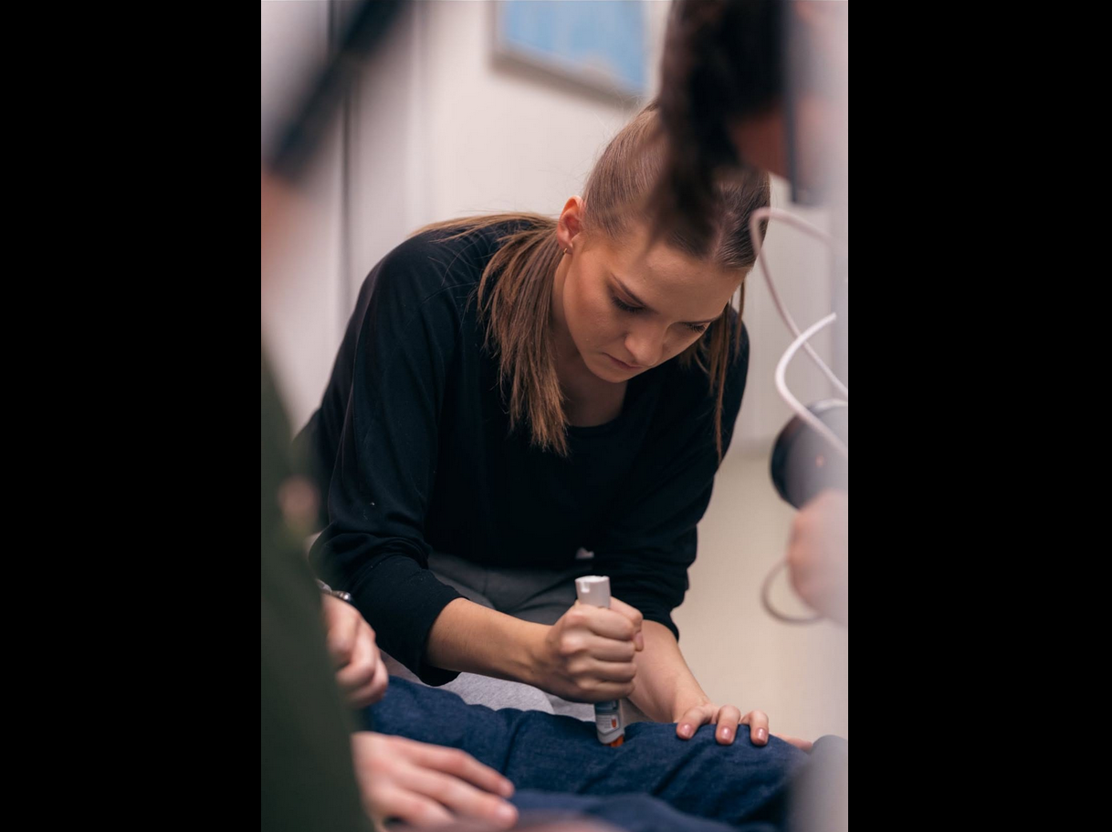 Alergia to nie moda! Jeden „klik” autowstrzykiwaczem może uratować życie