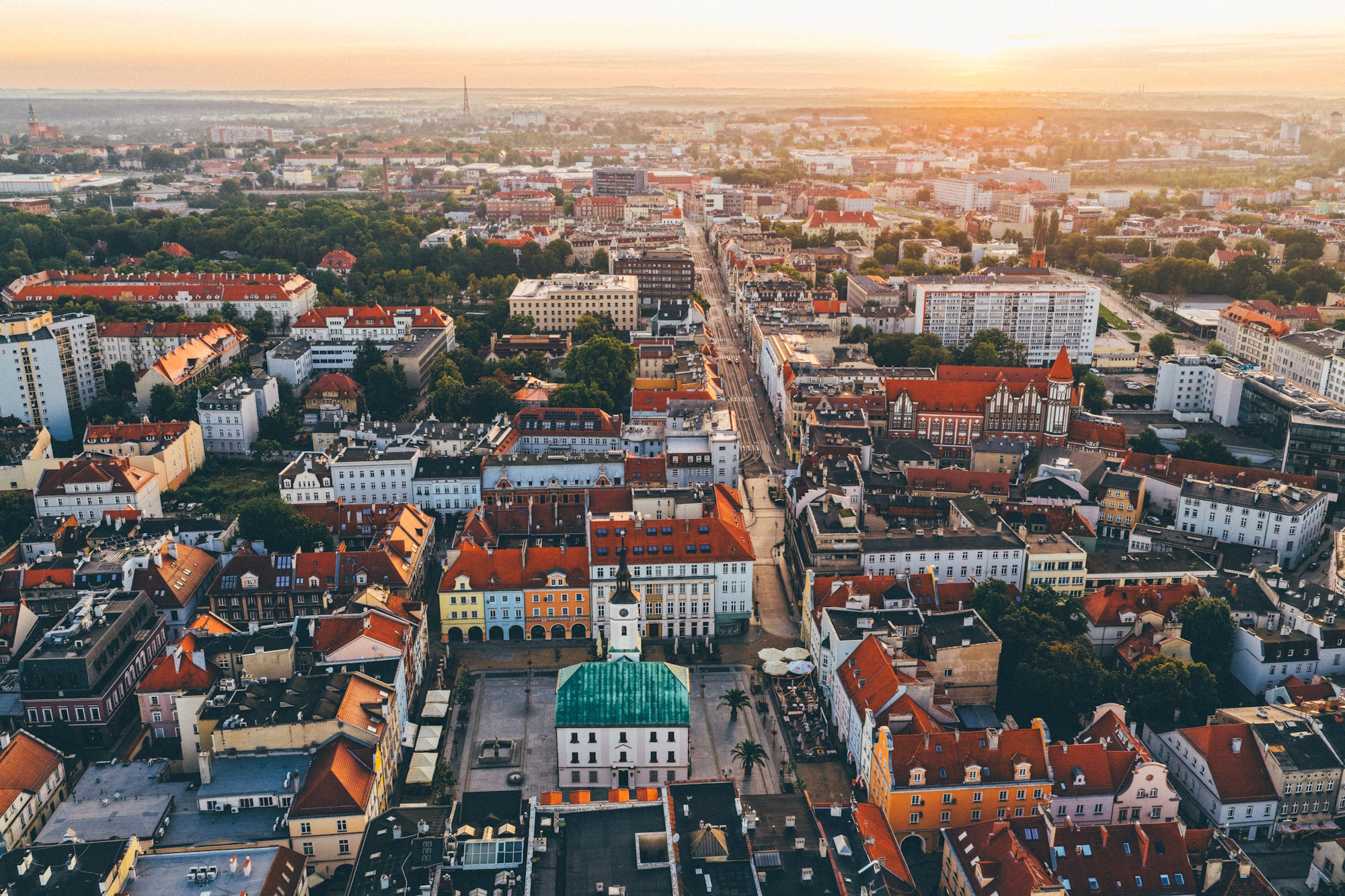 panorama miasta Gliwice z lotu ptaka, na pierwsszym planie Rynek z Ratuszem i widok na zabudowę Śródmieścia