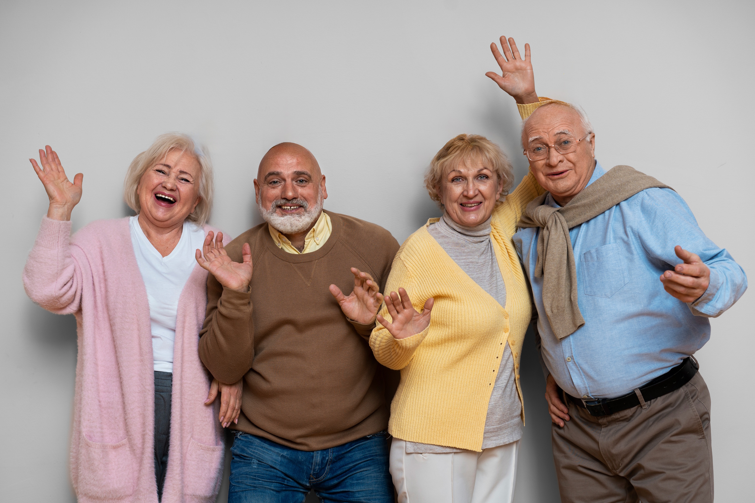 Grupa rozbawionych seniorów, dwóch panów i dwie panie