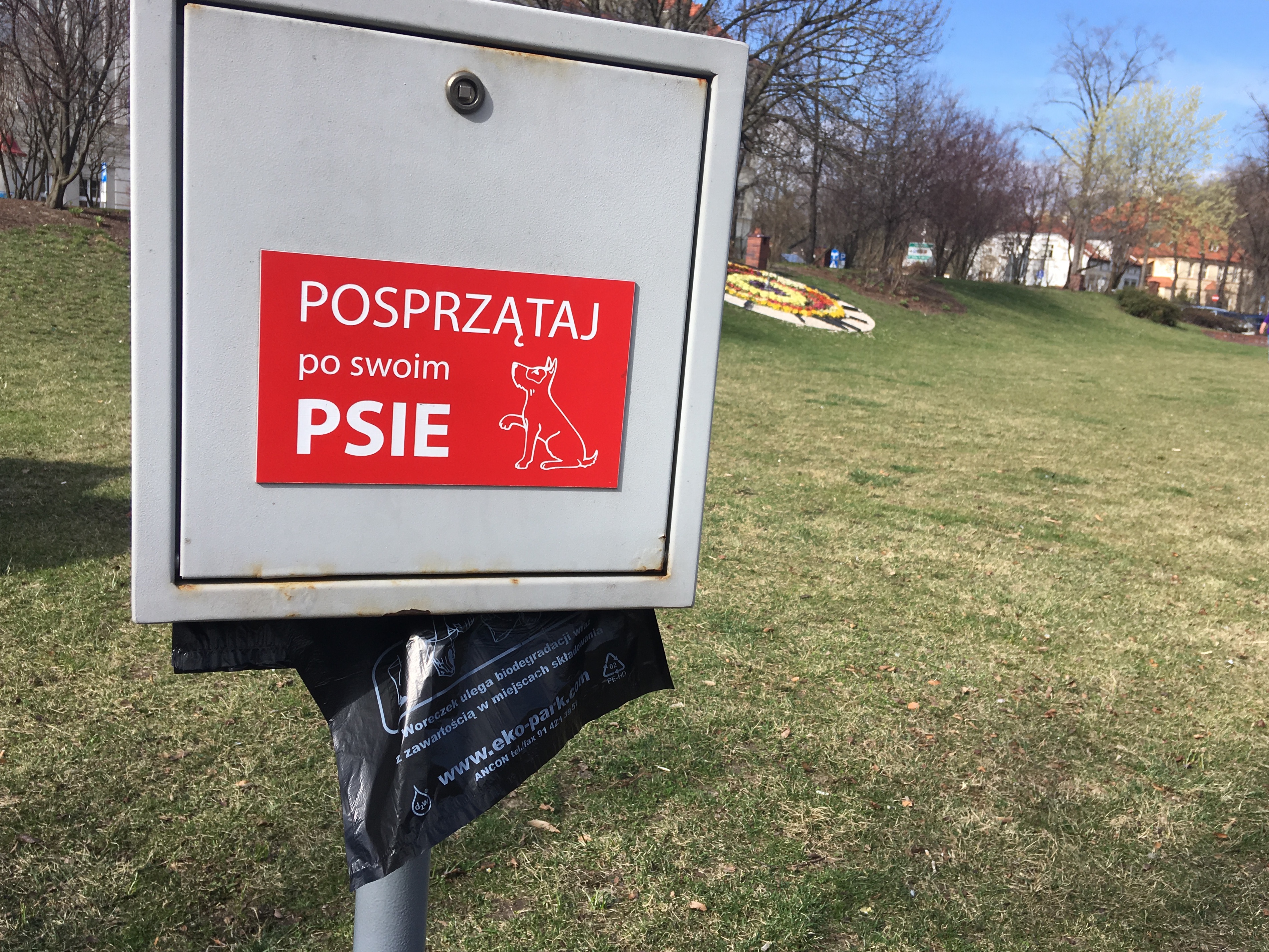 To nie jest kupa roboty ! Posprzątaj po psie. 