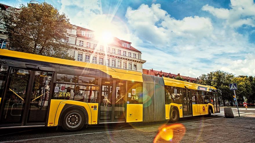 Odnowiony przystanek na placu Piastów już obsługowany przez 18 linii autobusowych