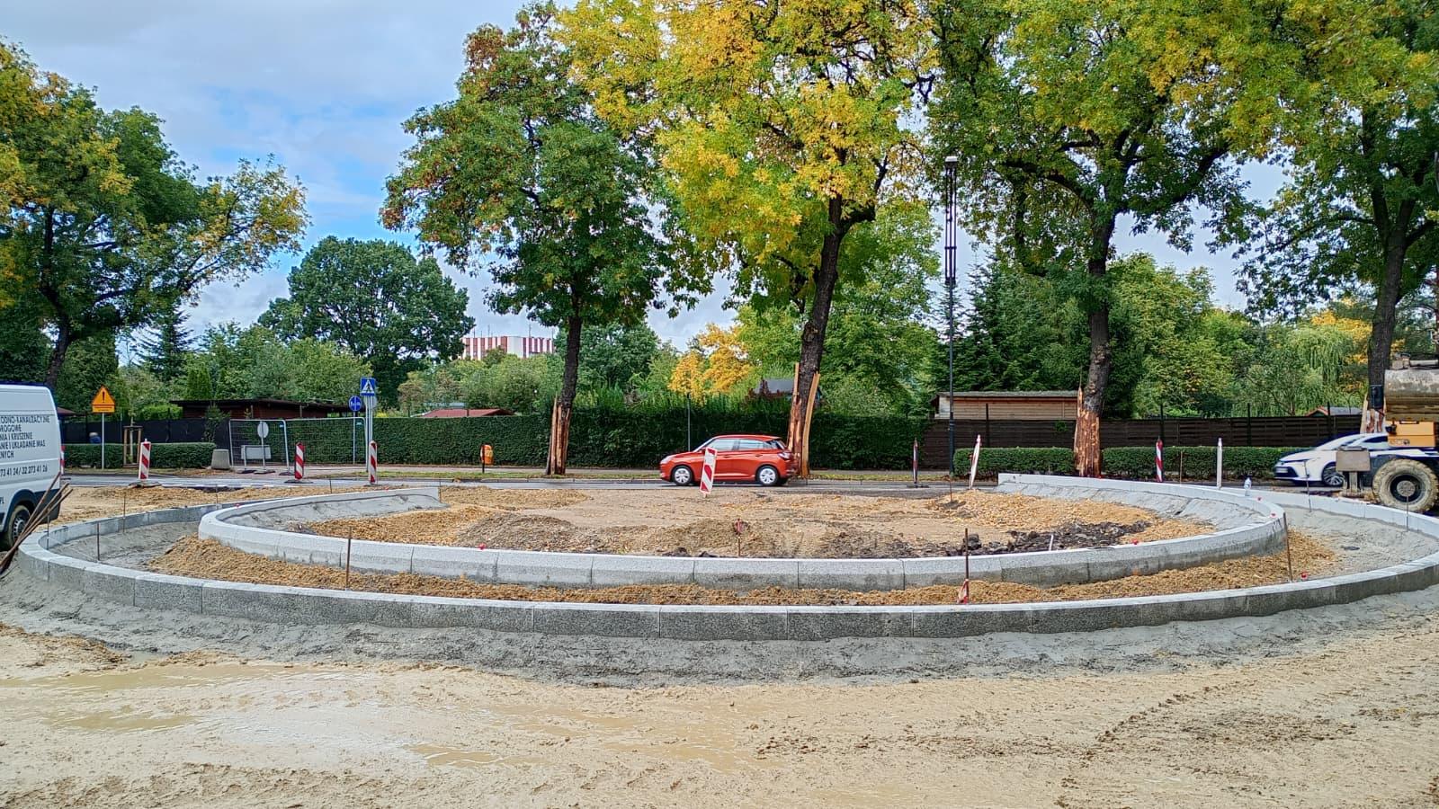 Nowe rondo przy Orlickiego. Przed wykonawcą asfaltowanie i dalsze prace przy chodniku