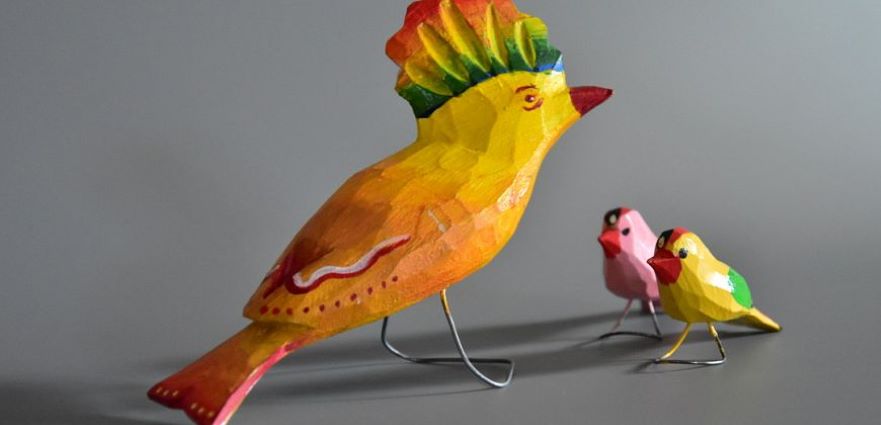 trzy barwne drewniane ptaszki