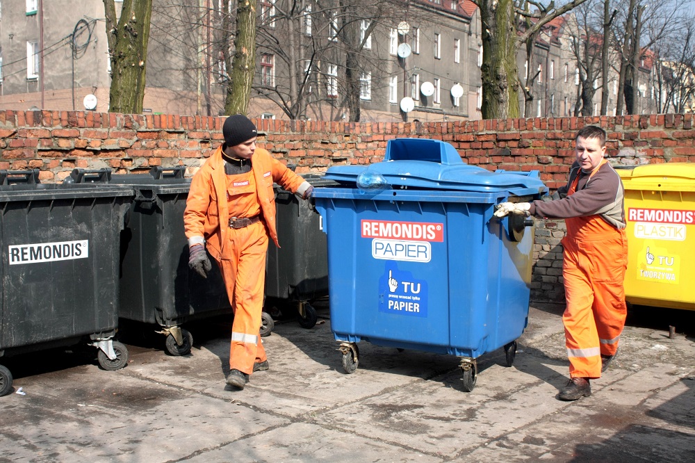 Stawki za śmieci znów dzielą radnych