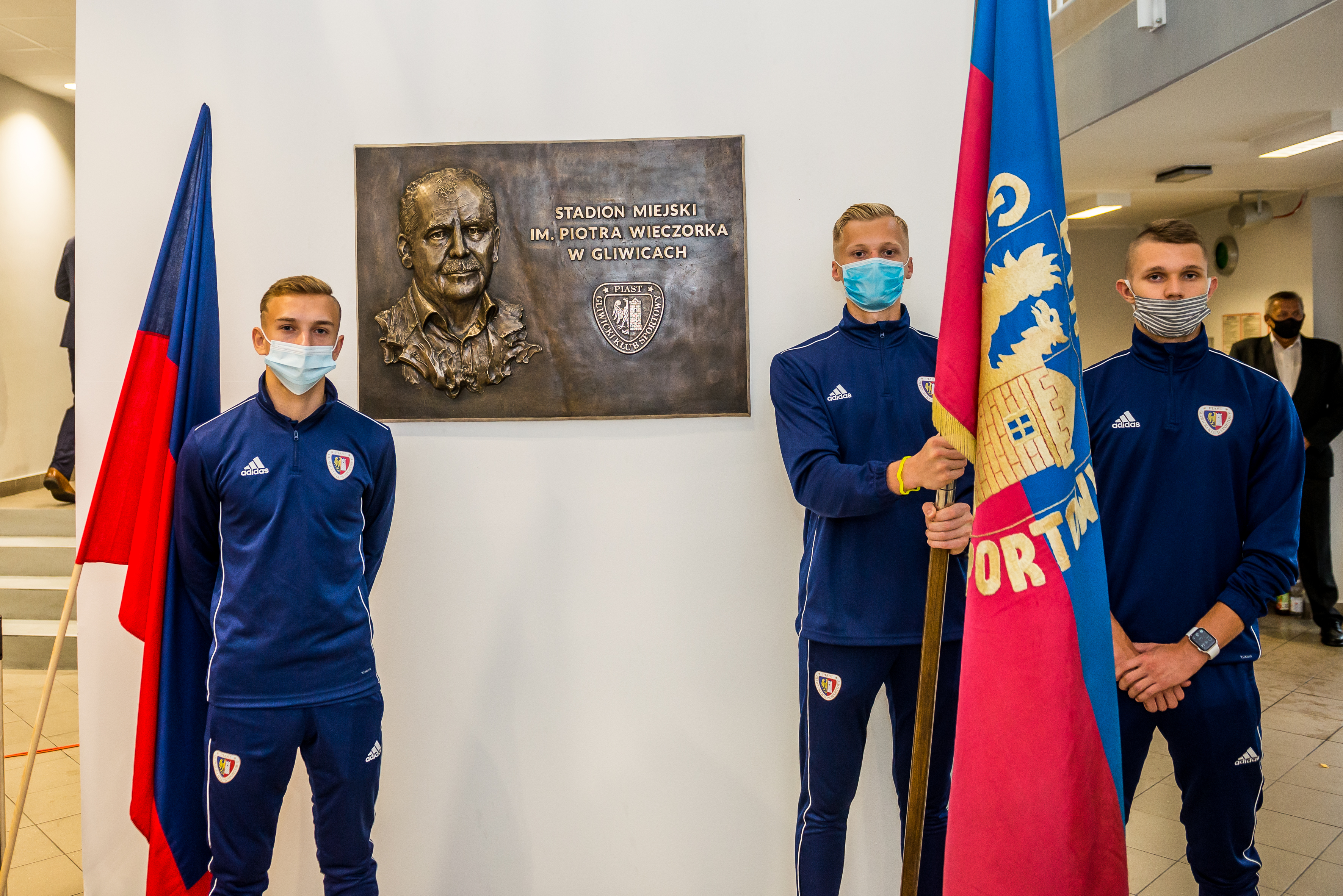 Uroczystość odsłonięcia tablicy Piotra Wieczorka na Stadionie Miejskim w Gliwicach