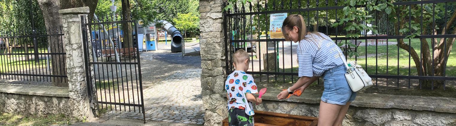 matka i dziecko przy skrzyni na zabawki